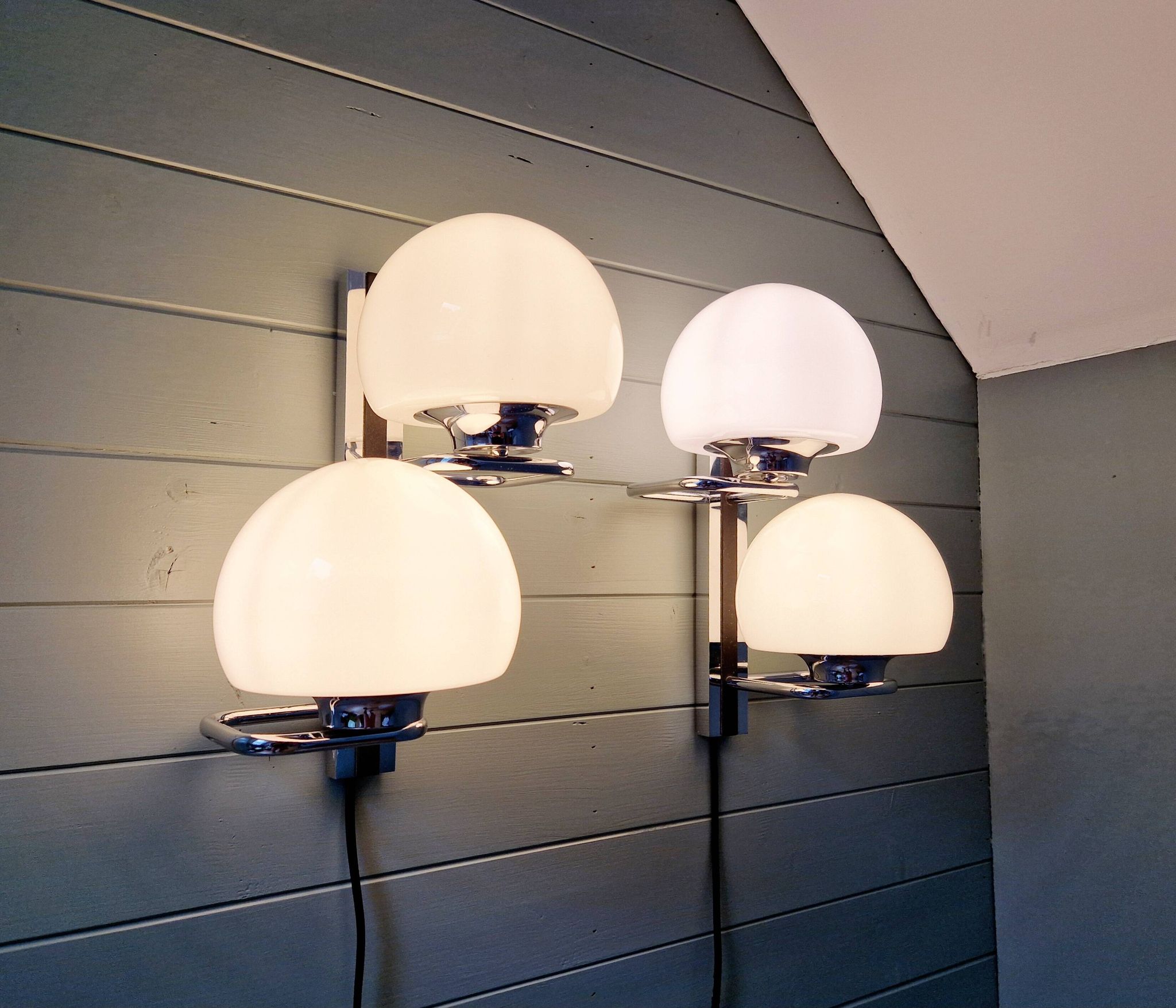Pair of wall lights, G. Sciolari, in chrome metal and white opaline, 1970s