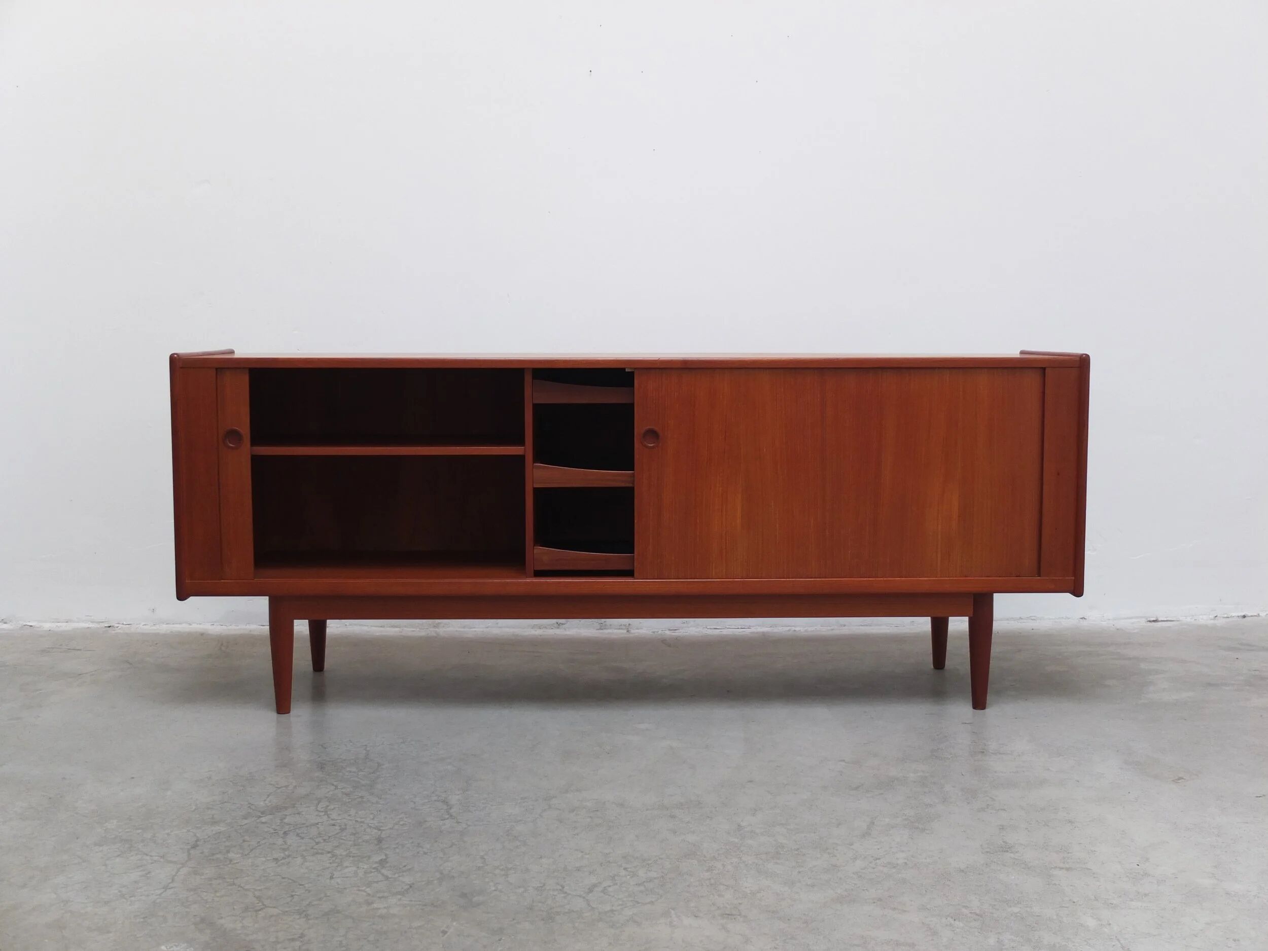 Buffet en teck danois avec portes tambour, années 1960.