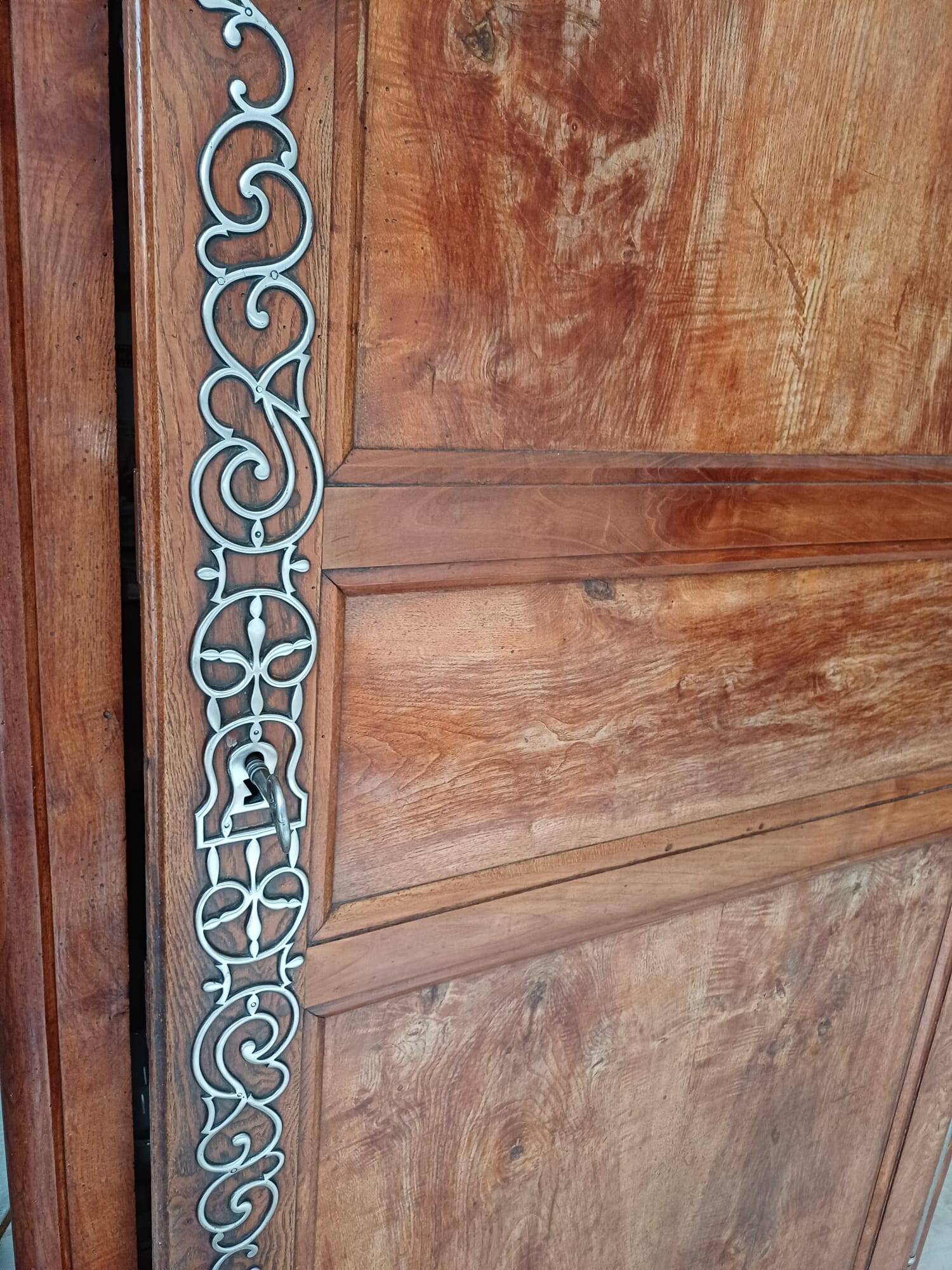 Antique Vendée cabinet in solid wood