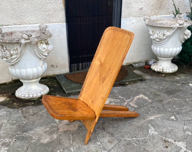 Grande chaise Africaine vintage en bois massif sculpté de motifs géométriques