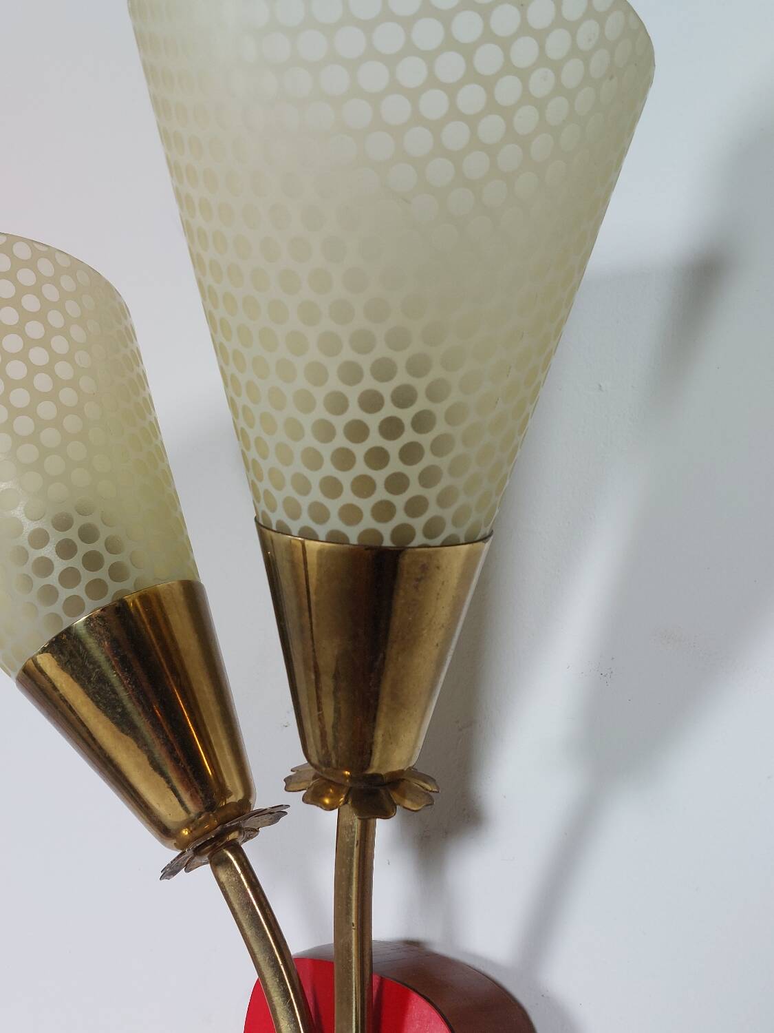 Vintage wall lamp from the 1950s in brass with flower decoration.