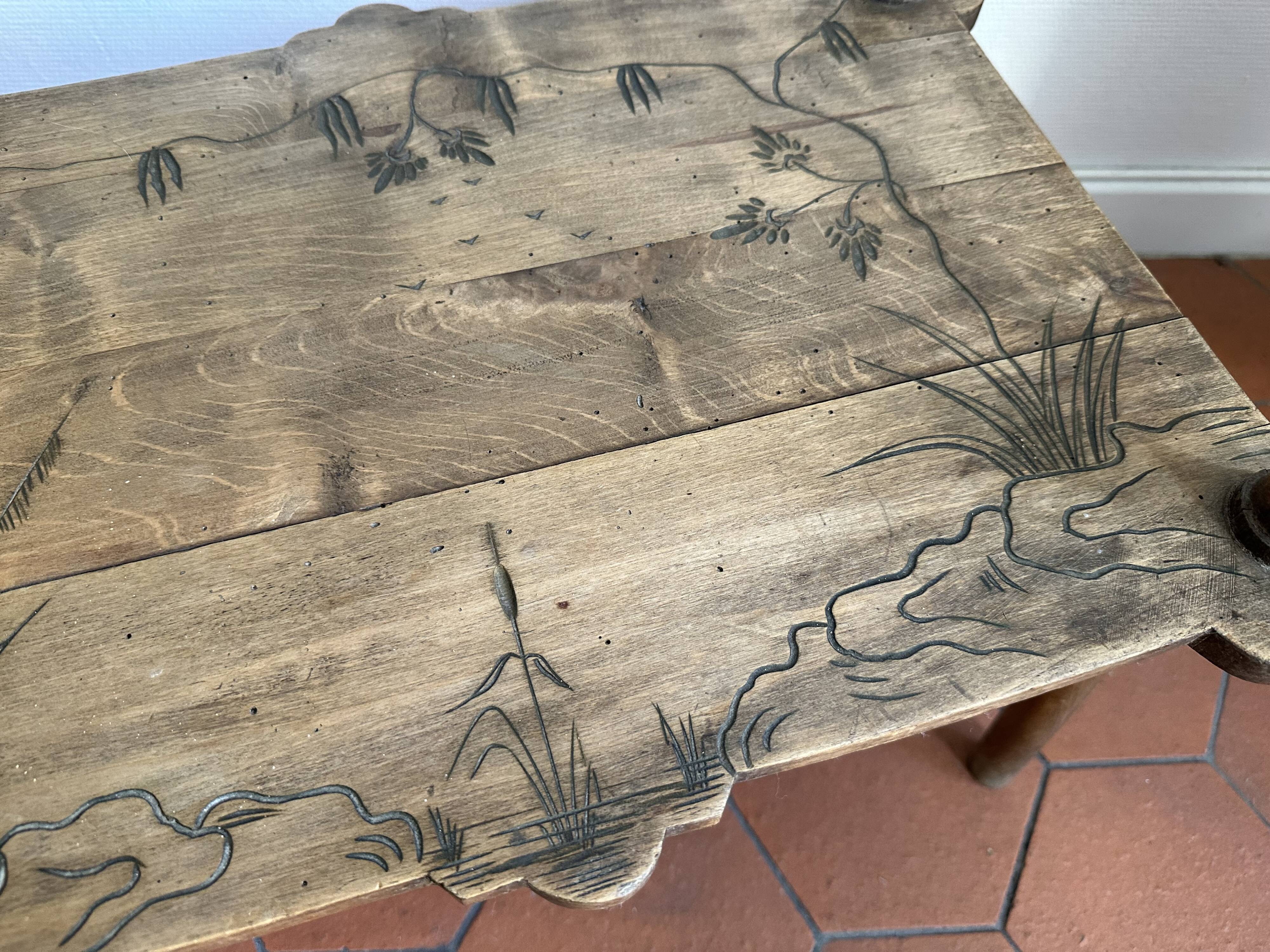 Table d’appoint Art nouveau en bois gravé avec tiroir, vers 1900