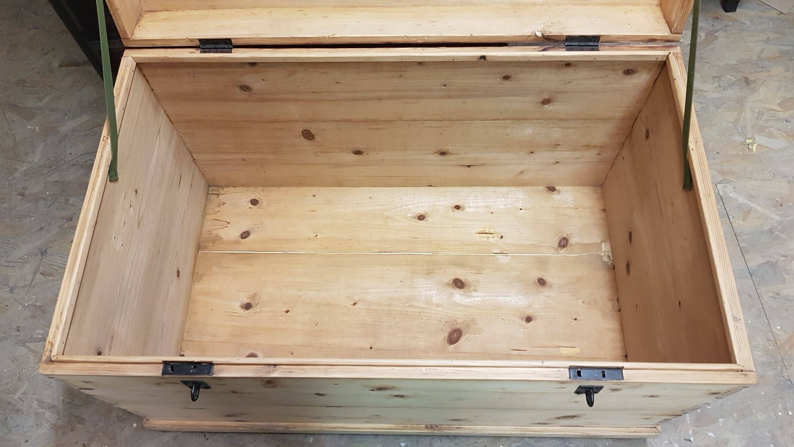 Old curved travel trunk, in pine, stripped 98x60x65