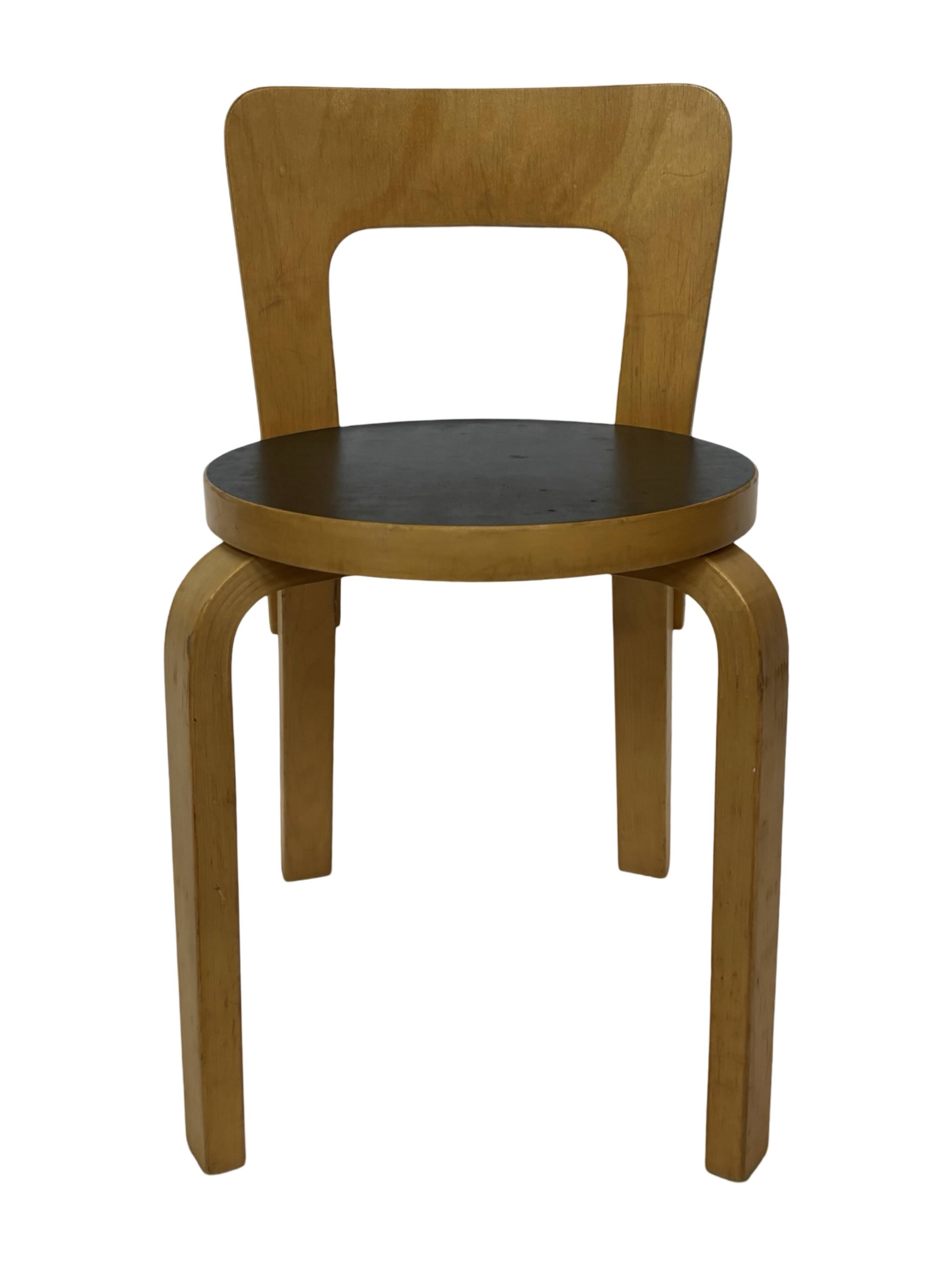 Chaise vintage modèle 65 par Alvar Aalto pour Artek (Linoléum noir)