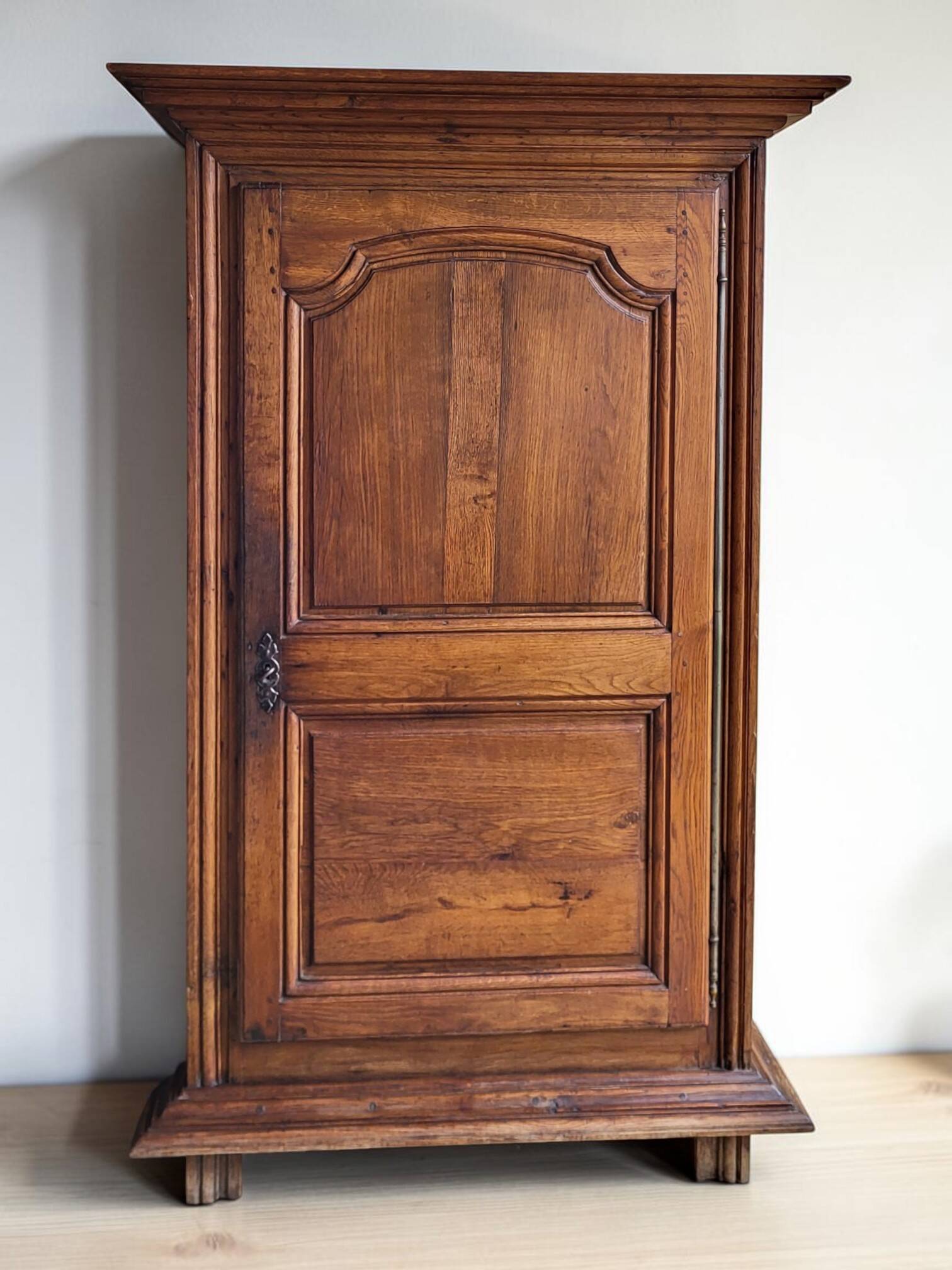 Louis XIII oak wardrobe, bonnetière, 18th century.