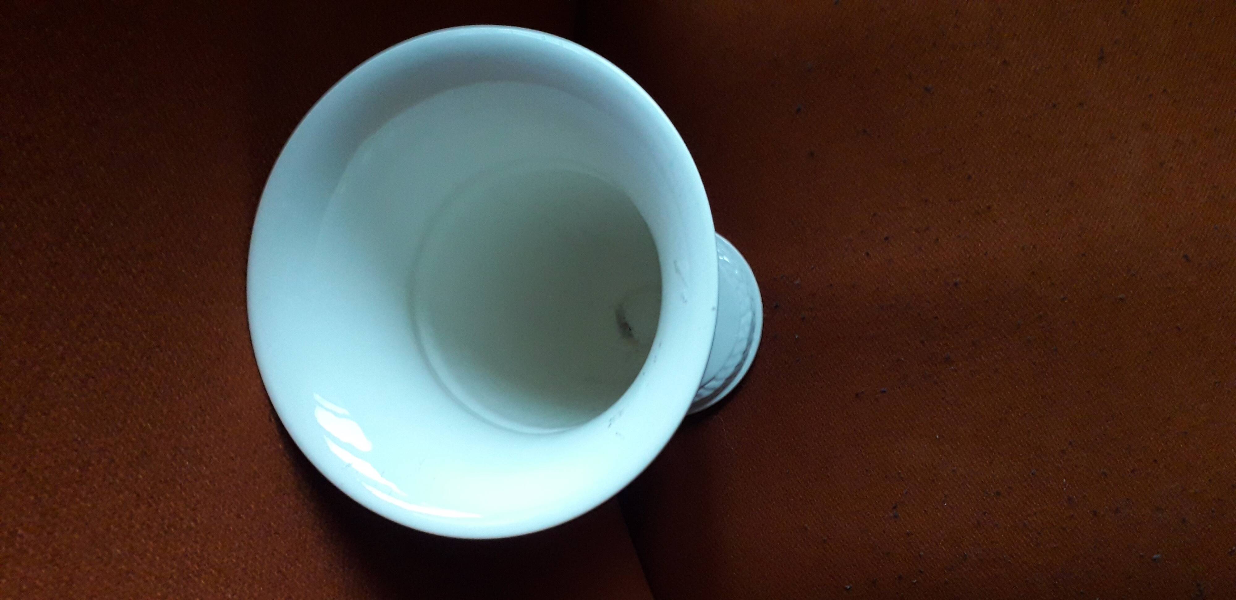 Vintage English vase in Wedgwood.