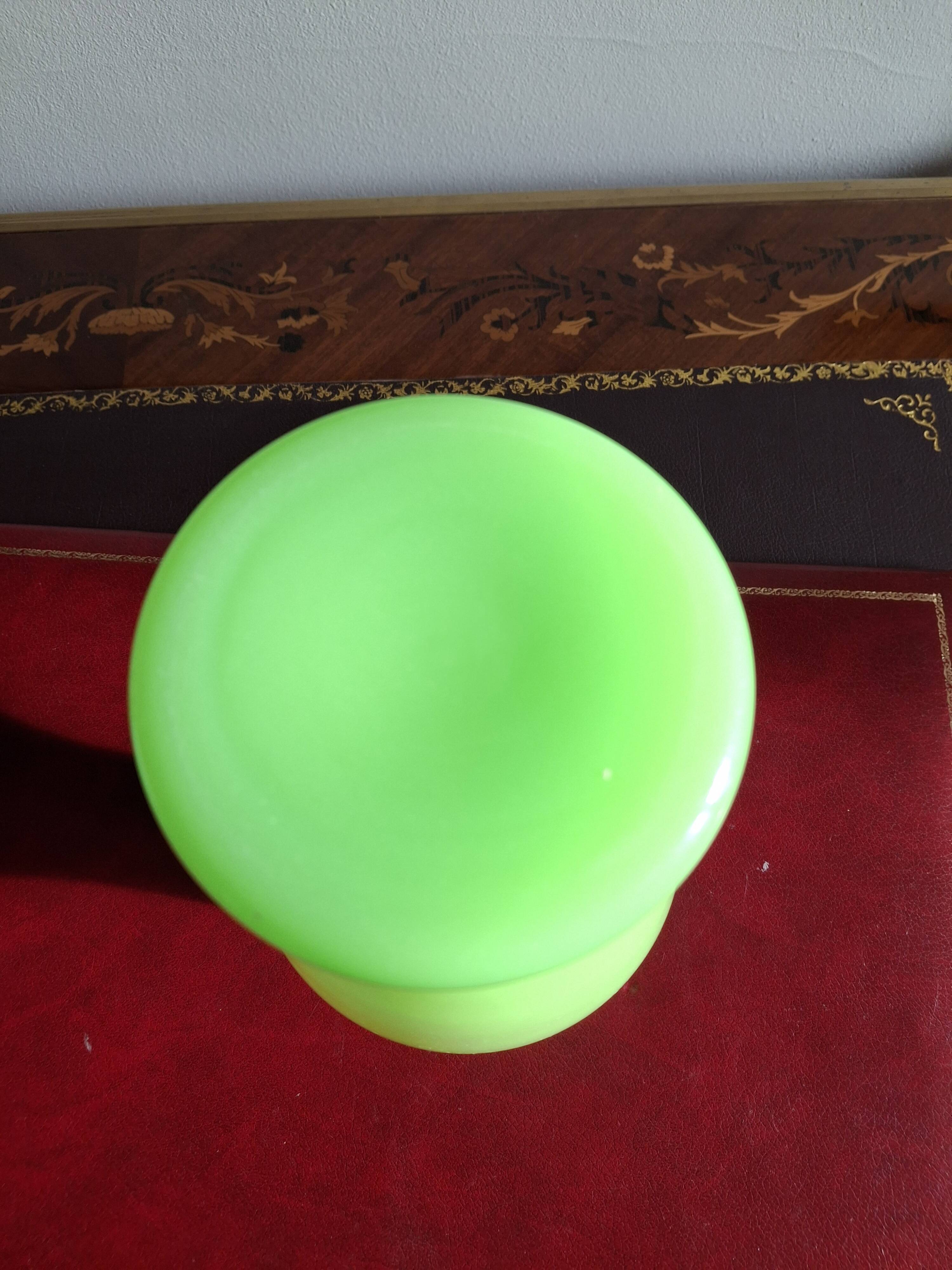 Grand vase balustre en verre opalin couleur anis hauteur 31 cm