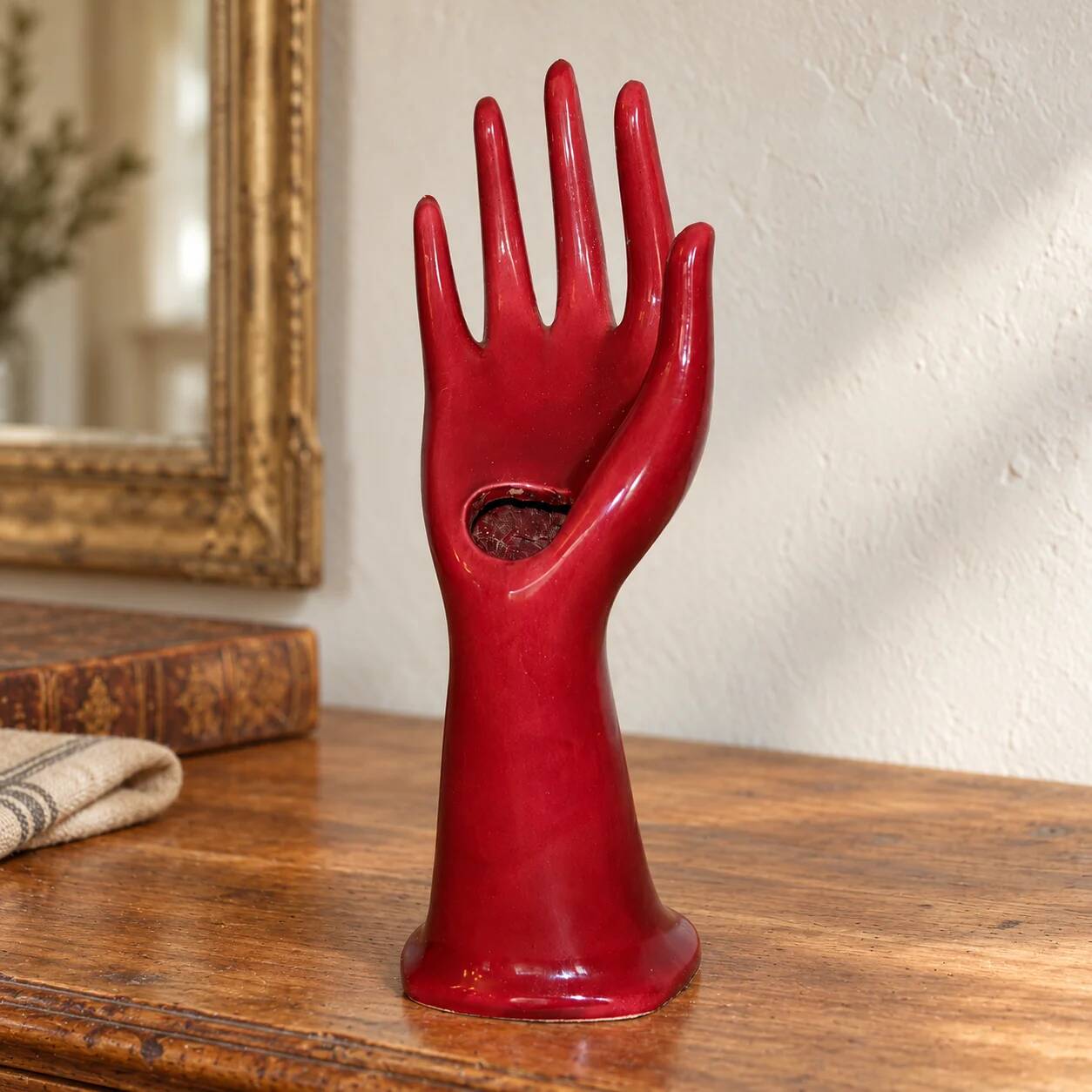 Main soliflore vintage en céramique rouge framboise