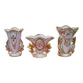 trio de vases anciens en porcelaine de Paris