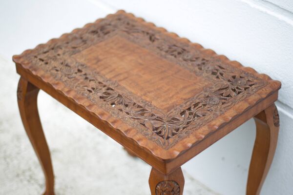 Table guéridon bois sculpté fait à la main, table basse moulurée vintage, table pieds griffe