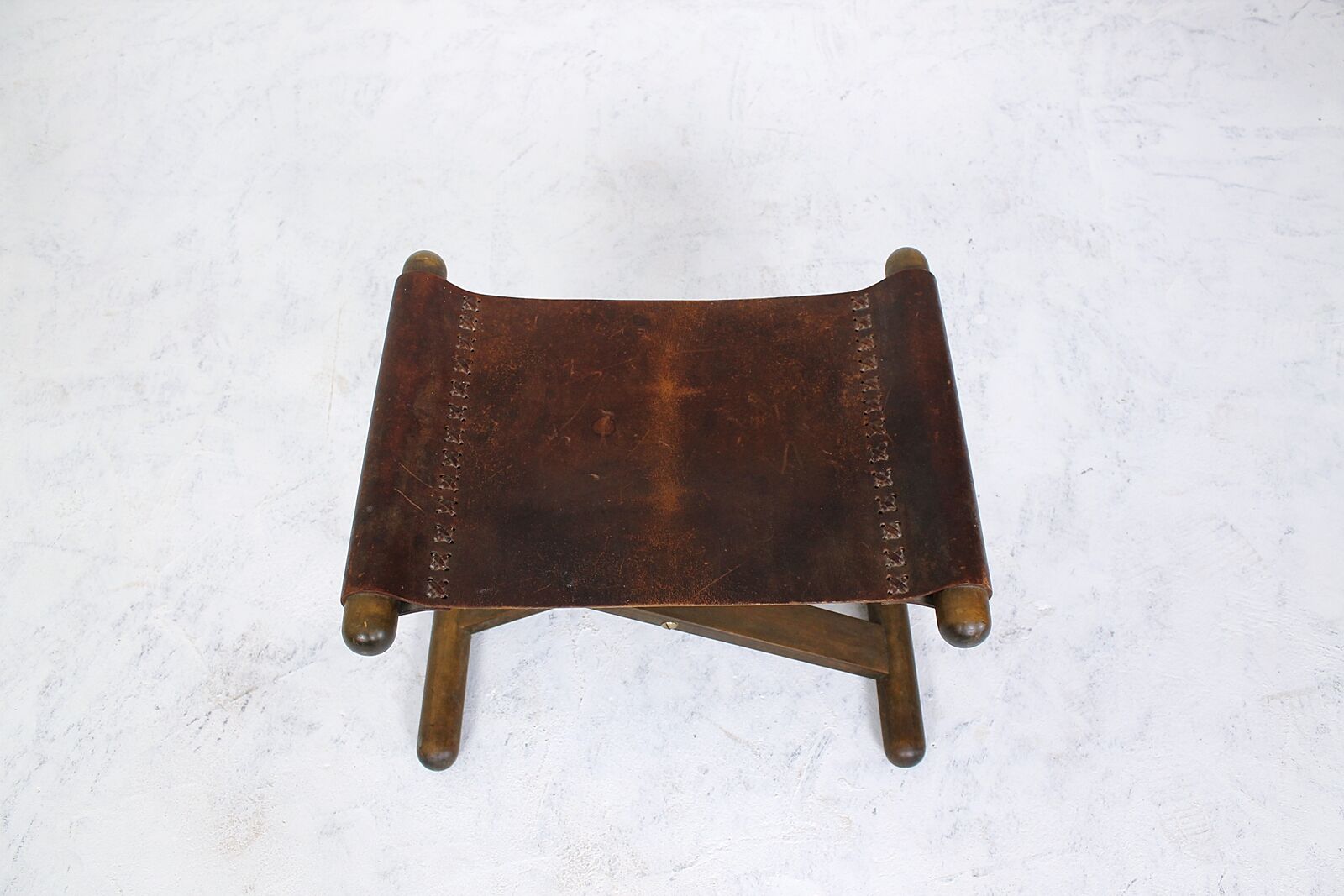 Vintage x-base oak and saddle leather folding safari stool Hungary, 1970