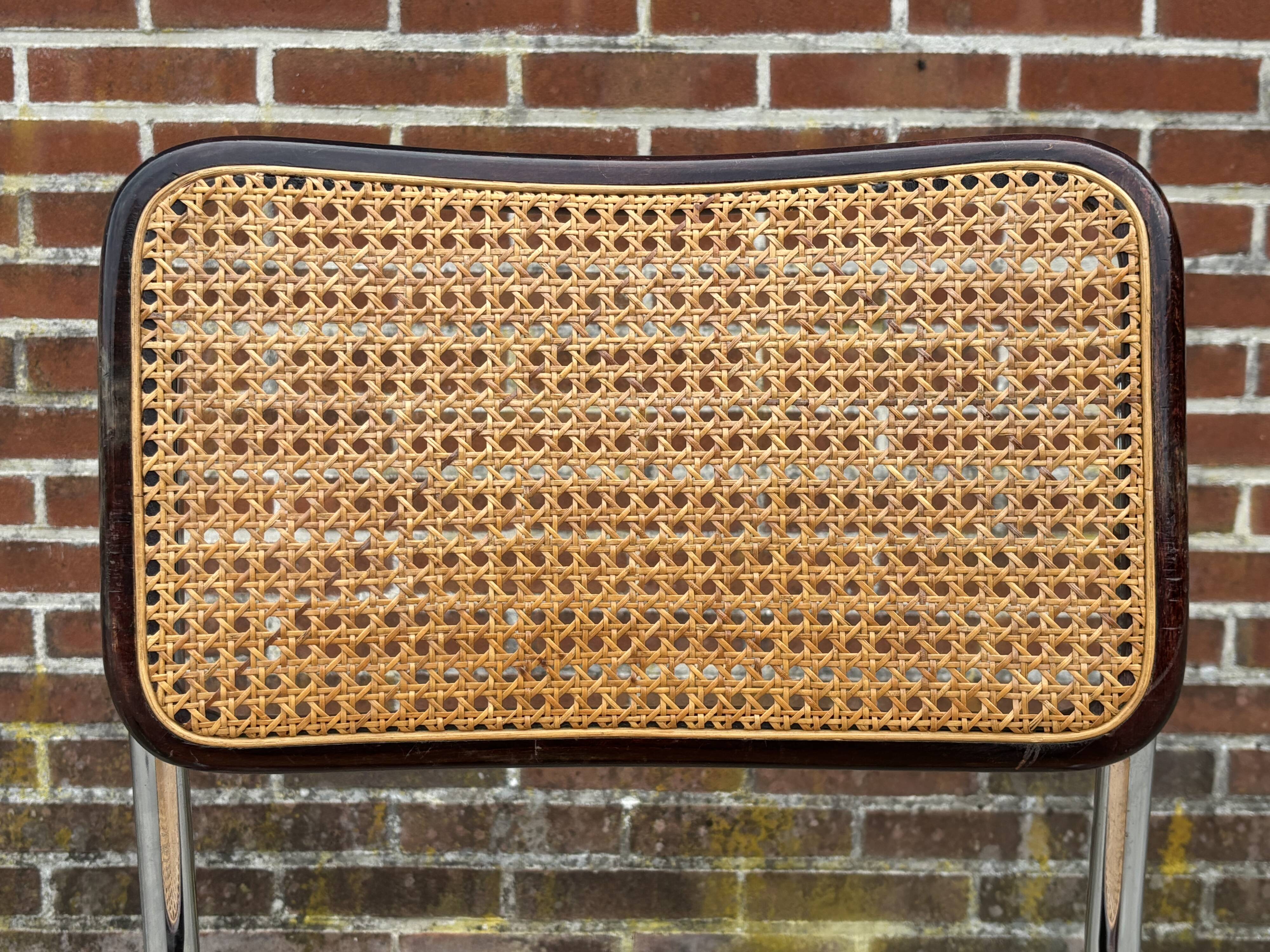 Ensemble de 4 chaises Cesca B32 conçues par Marcel Breuer, cadre marron foncé.