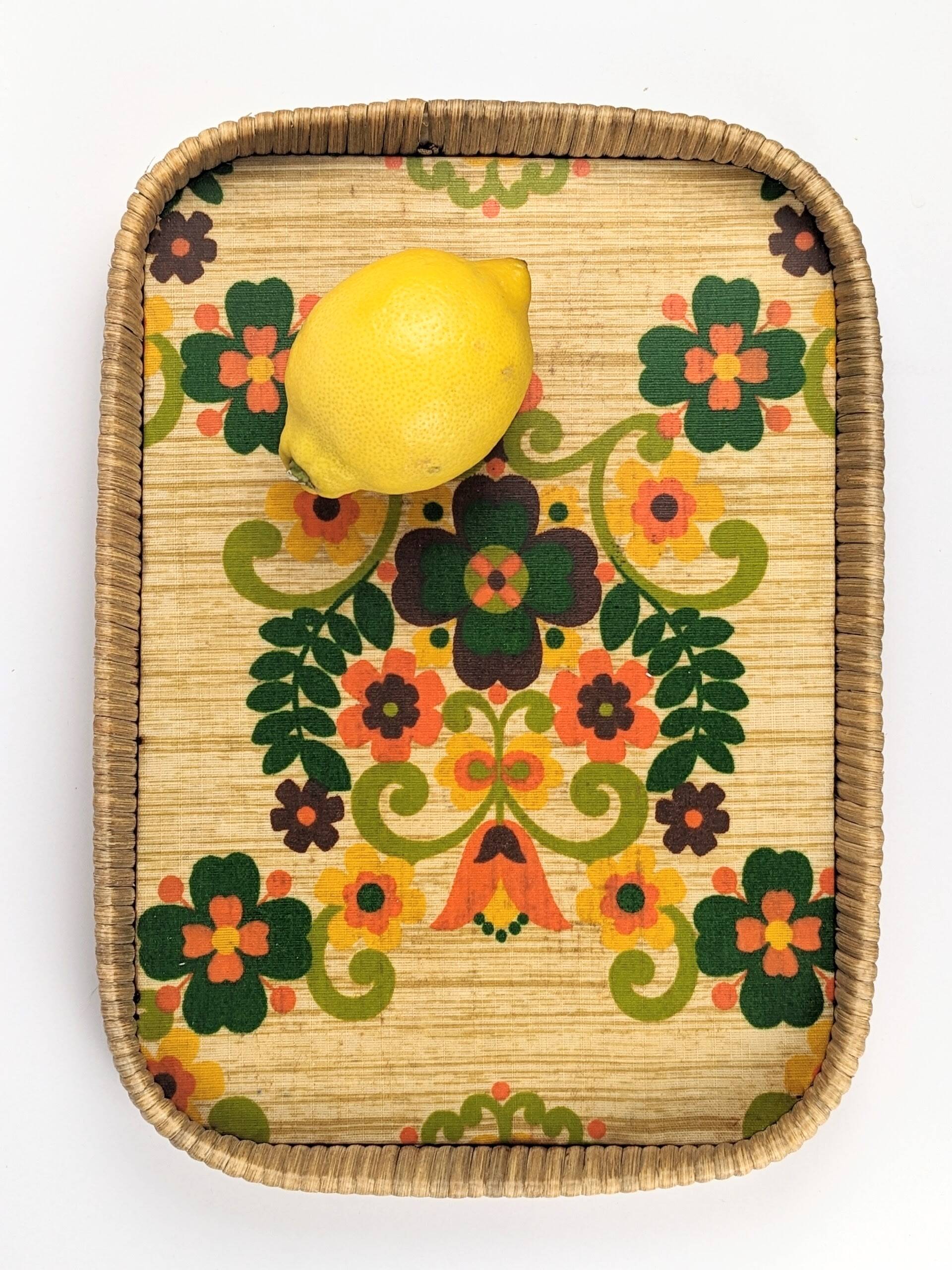 1970s floral patterned tray in rattan and plastic
