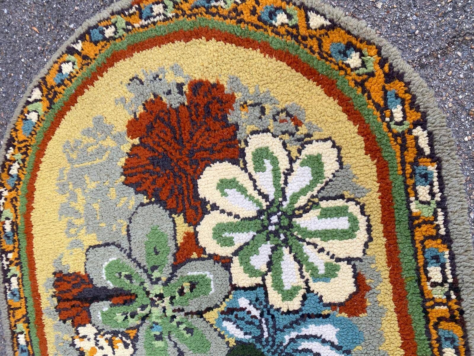 Vintage oval rug from the 70s - Pop flower patterns in green & mustard 185x115.