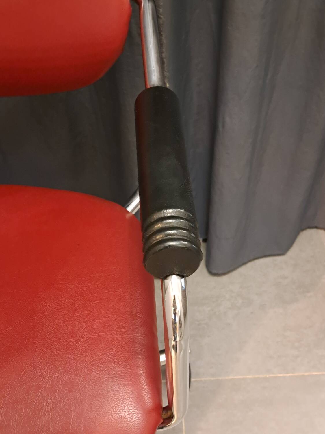 Kevi armchair in skai and chrome metal