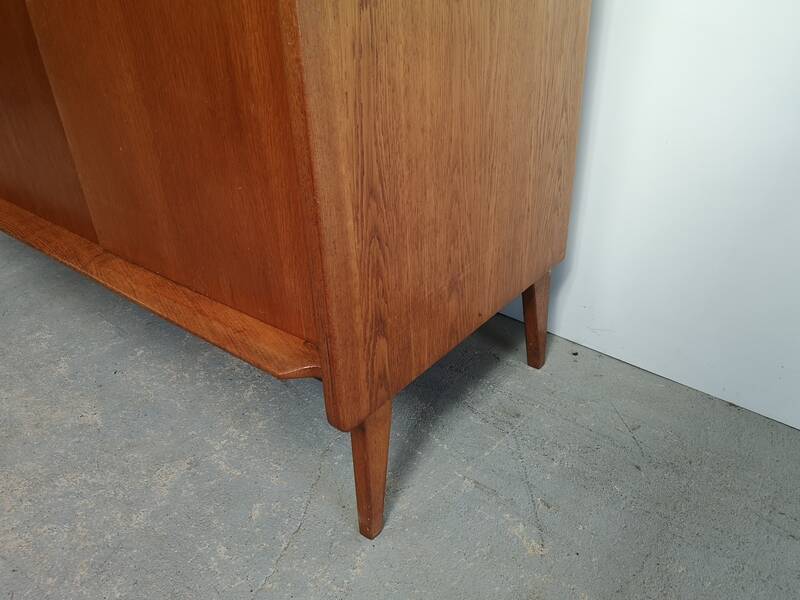 Wardrobe compass feet