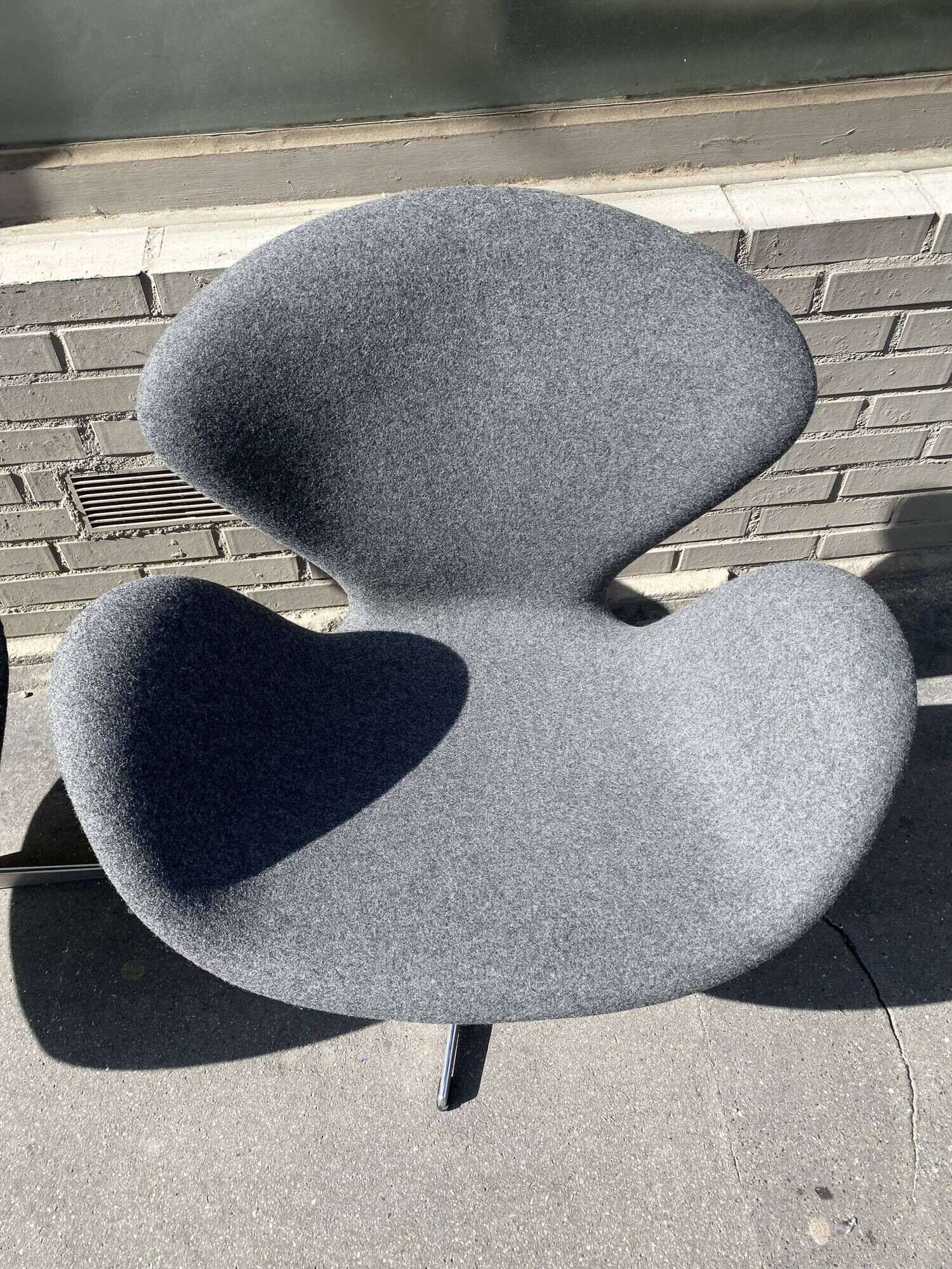 Pair of armchairs Swan armchairs by Arne Jacobsen, Fritz Hansen edition