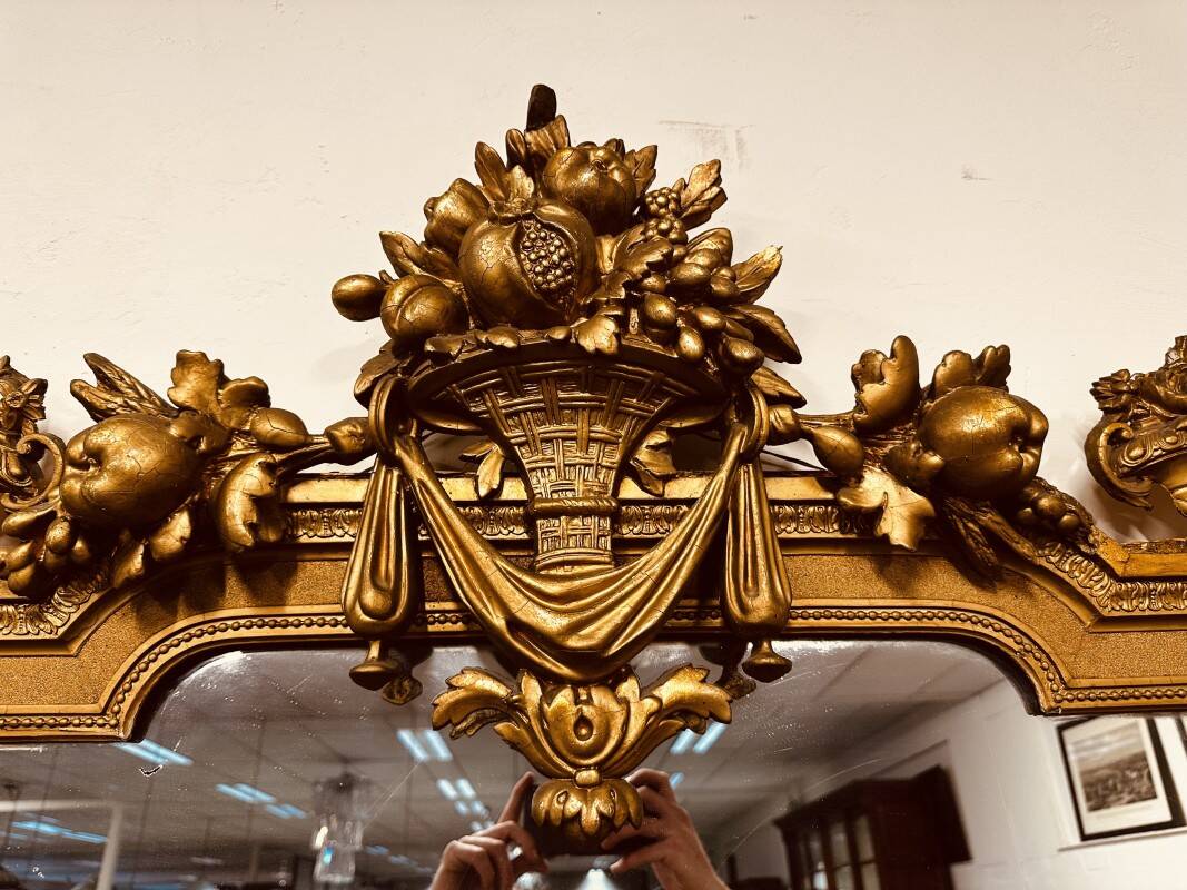 Antique English golden barock mirror mirror with large ornament