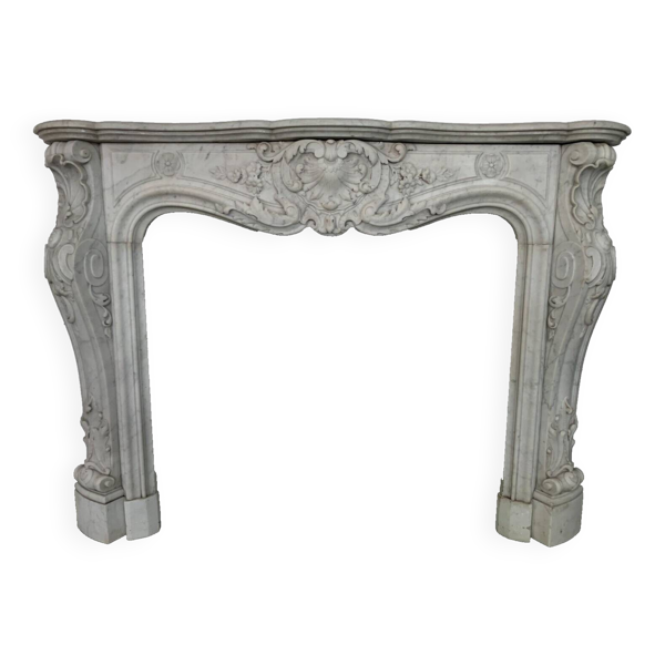 Cheminée de style Louis XV en marbre blanc de Carrare XIX siècle