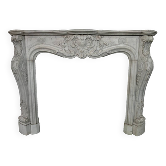 Cheminée de style Louis XV en marbre blanc de Carrare XIX siècle
