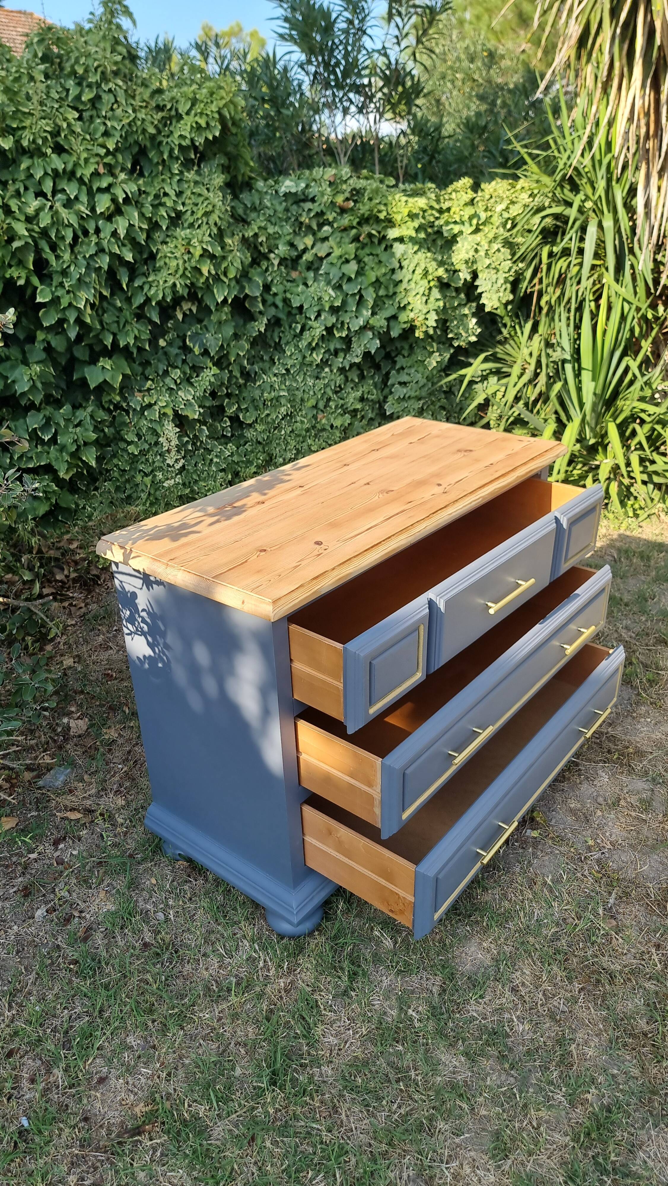 Wooden chest of drawers