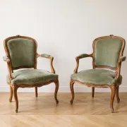 Paire de fauteuils cabriolet style Louis XV en velours vert