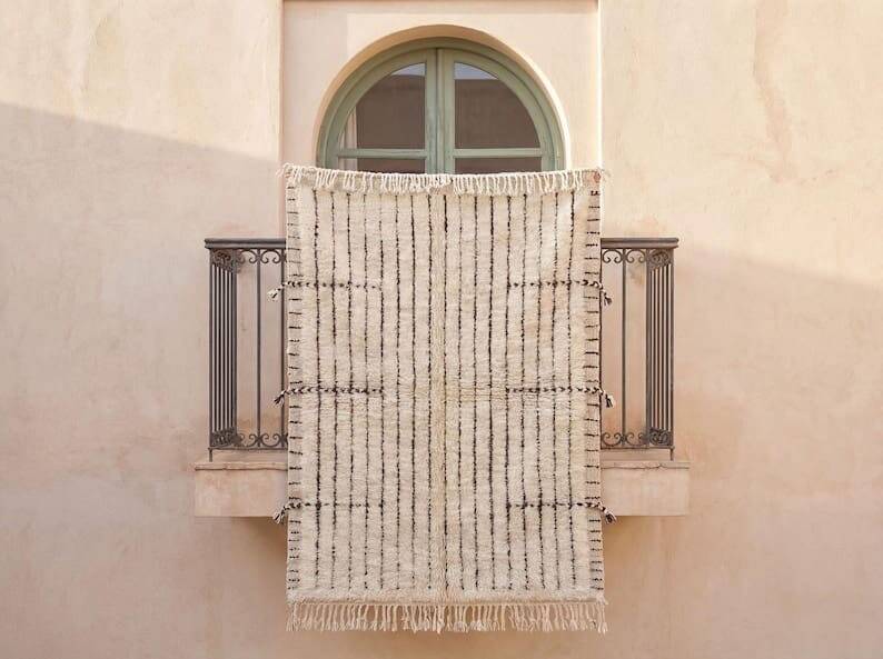 Handwoven traditional Berber rug, size 1.5/2.5 m.