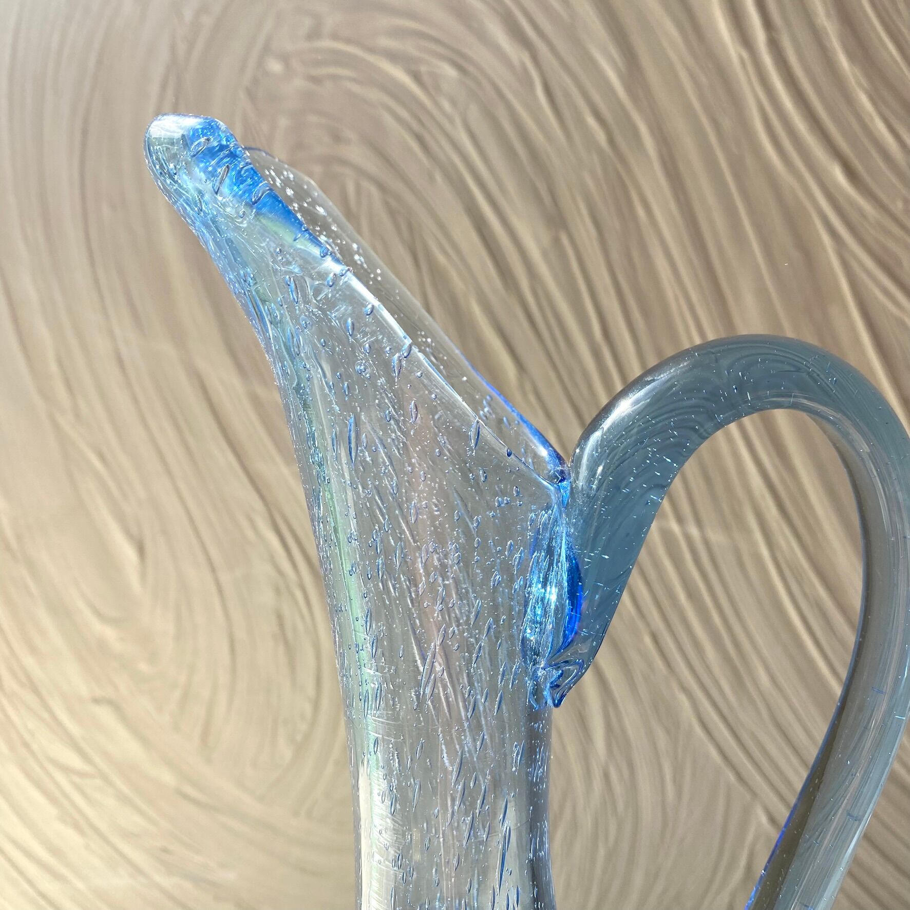 Pichet en verre soufflé bleu 30 cm