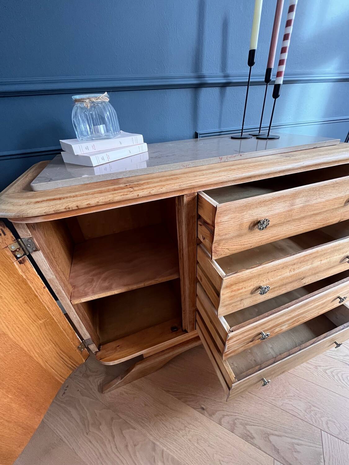 Moustache leg commode