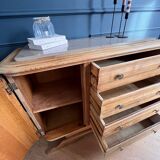 Moustache leg commode