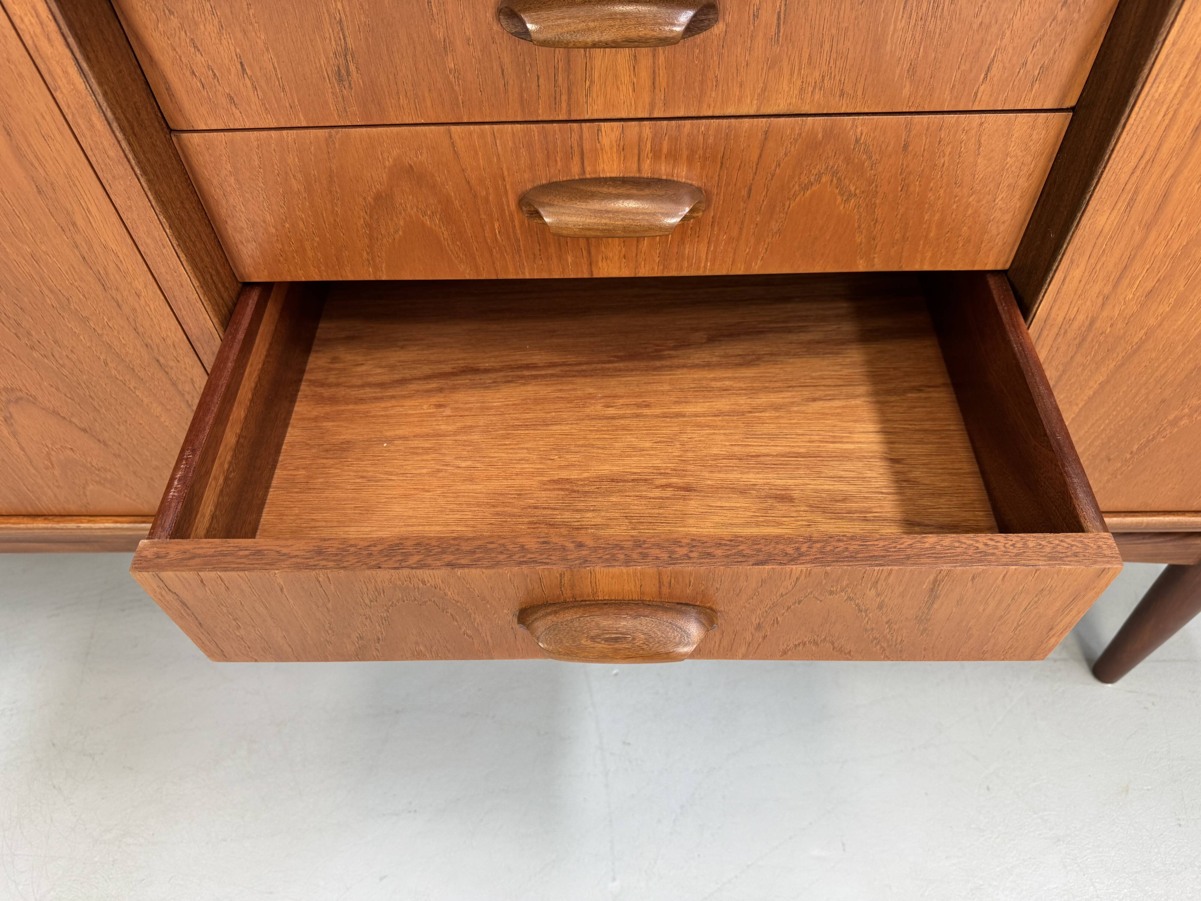 Vintage dressoir van G-Plan design Victor Wilkins uit de "Brasilia"