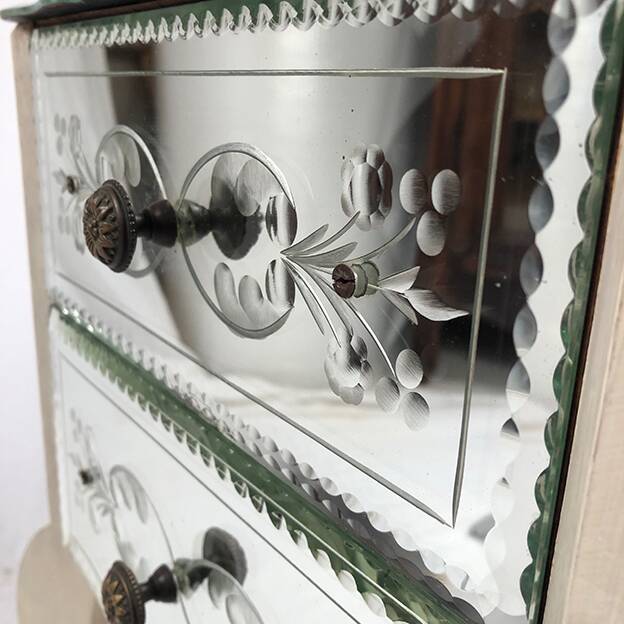 Table de chevet bois laqué, plaqué de miroirs biseautés à décor de feuilles et de fleurs