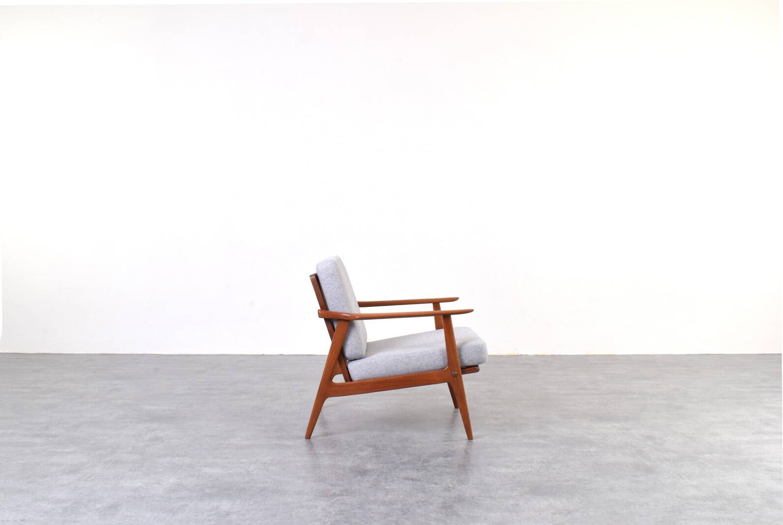 Fauteuil en teck danois des années 1960.