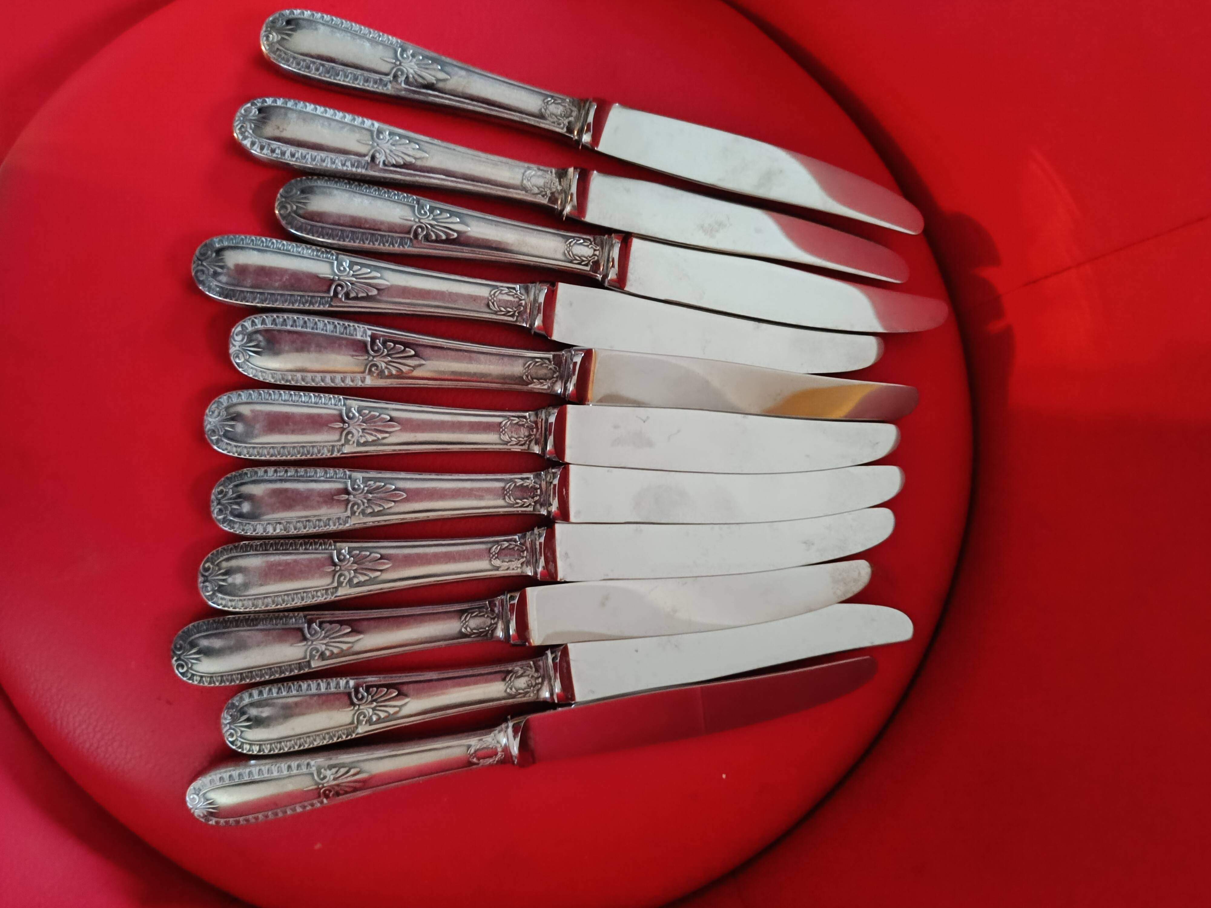 11 cheese knives in silver-filled metal and stainless steel.