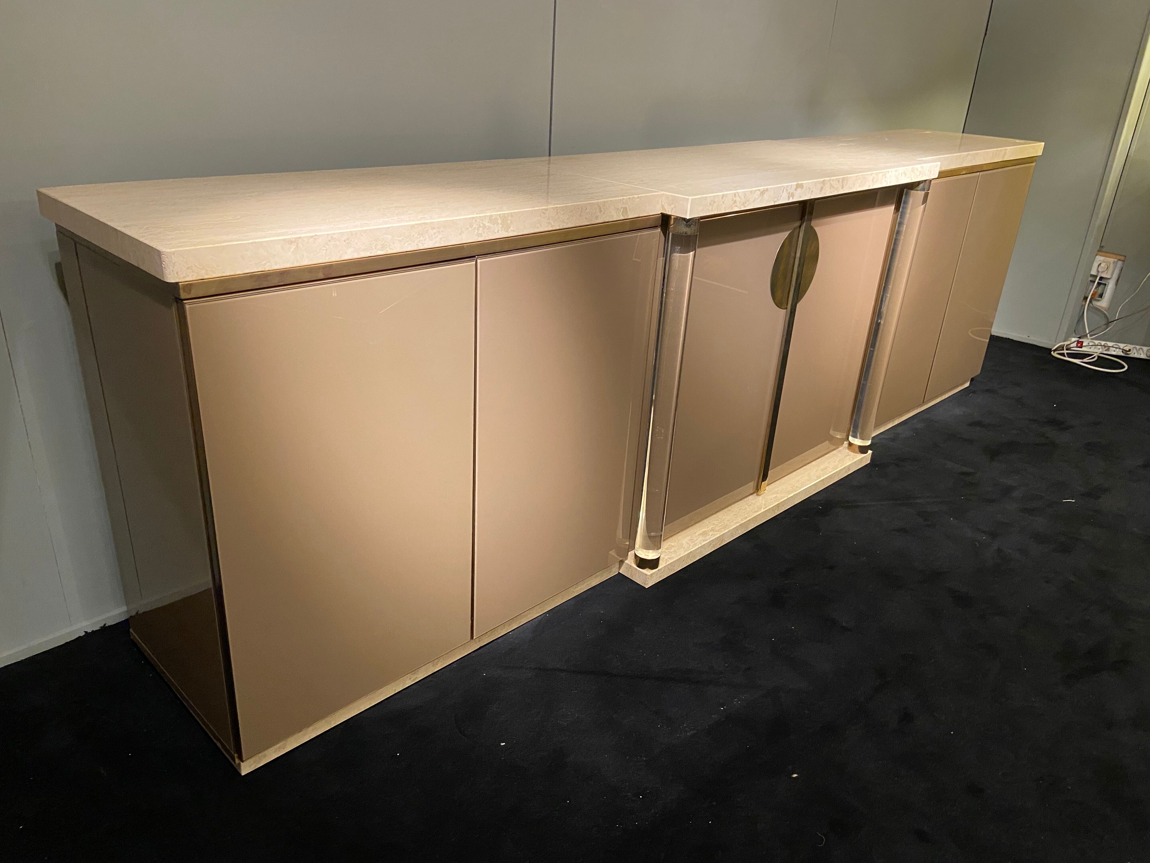 Enfilade laquée, travertin et plexiglas, Belgo Chrom, 1970s