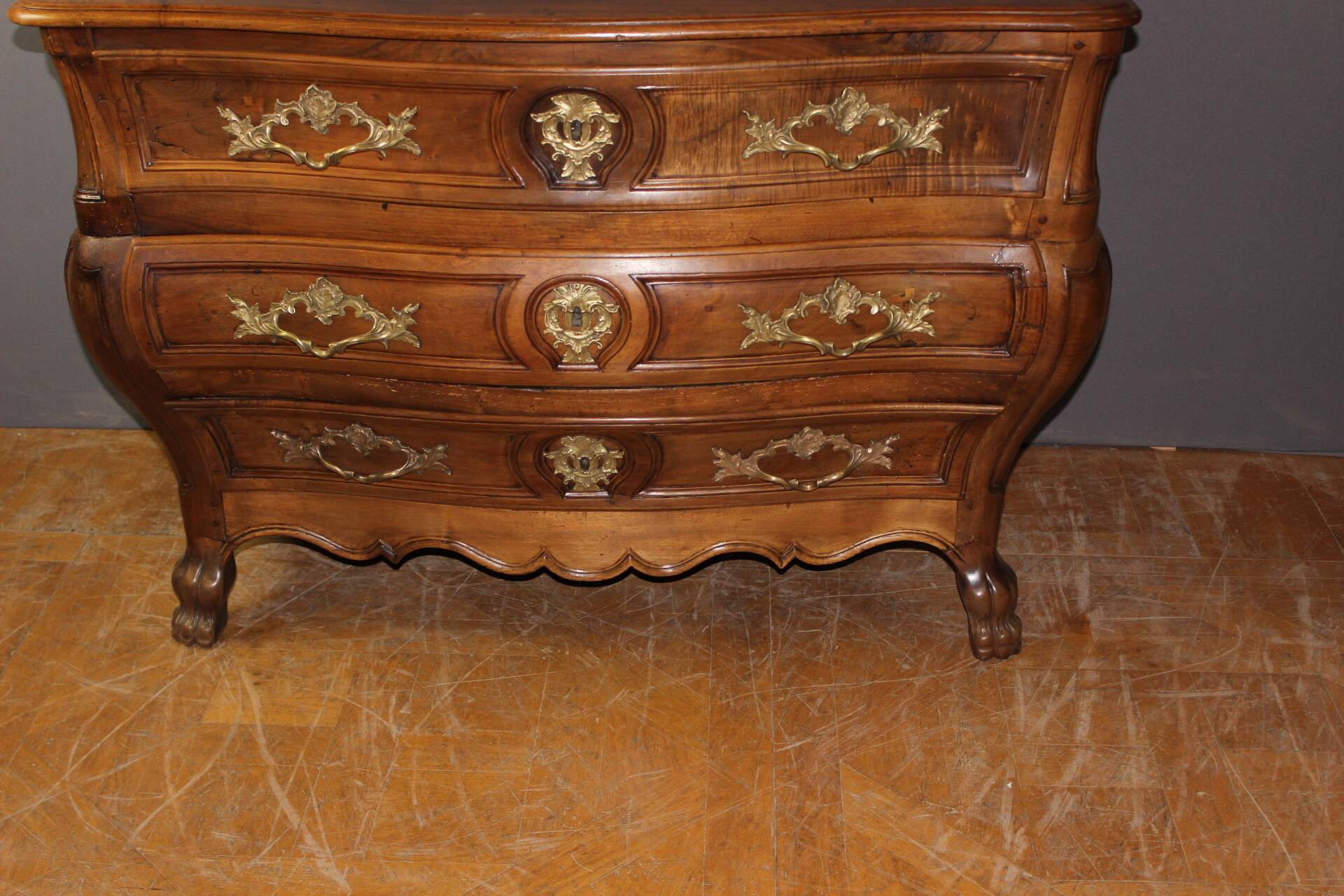 Bordeaux Tomb Commode in Walnut, 18th Century