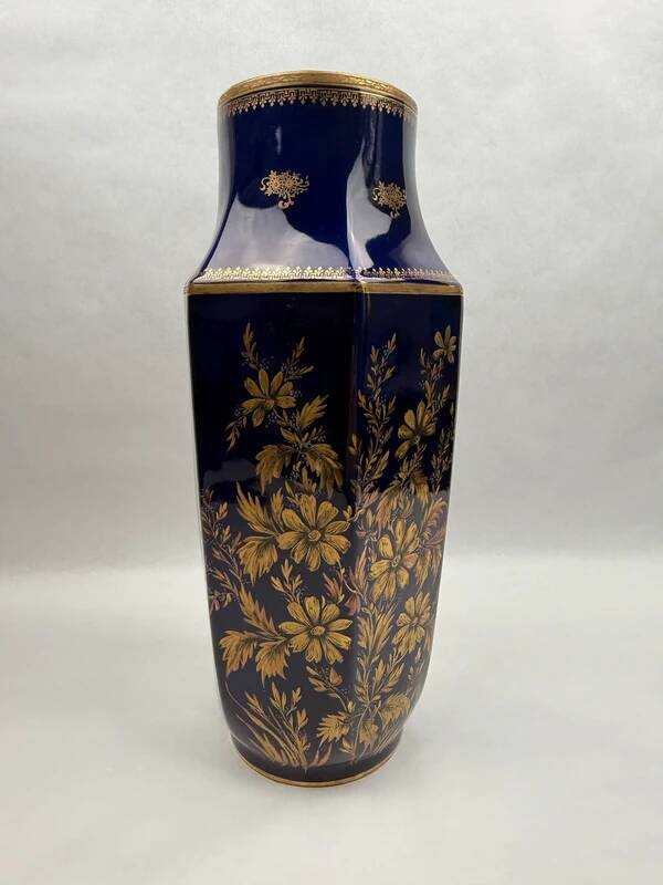 Vase octogonal en porcelaine de Limoges, bleu de four et décor doré, XXe siècle