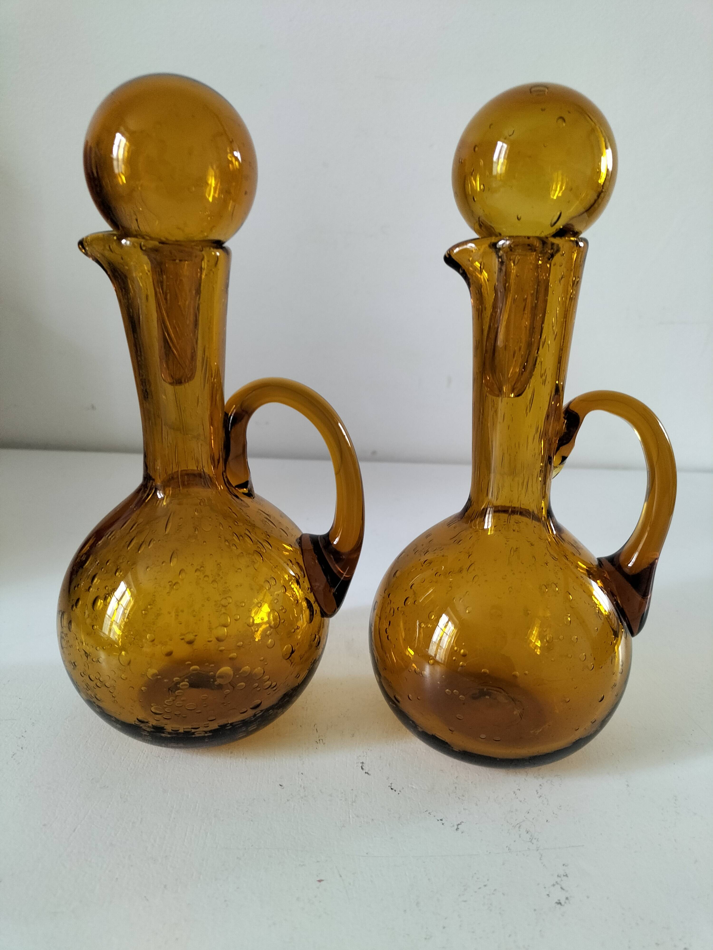 Duo of blown glass carafes – Biot signed – Bubbled amber glass