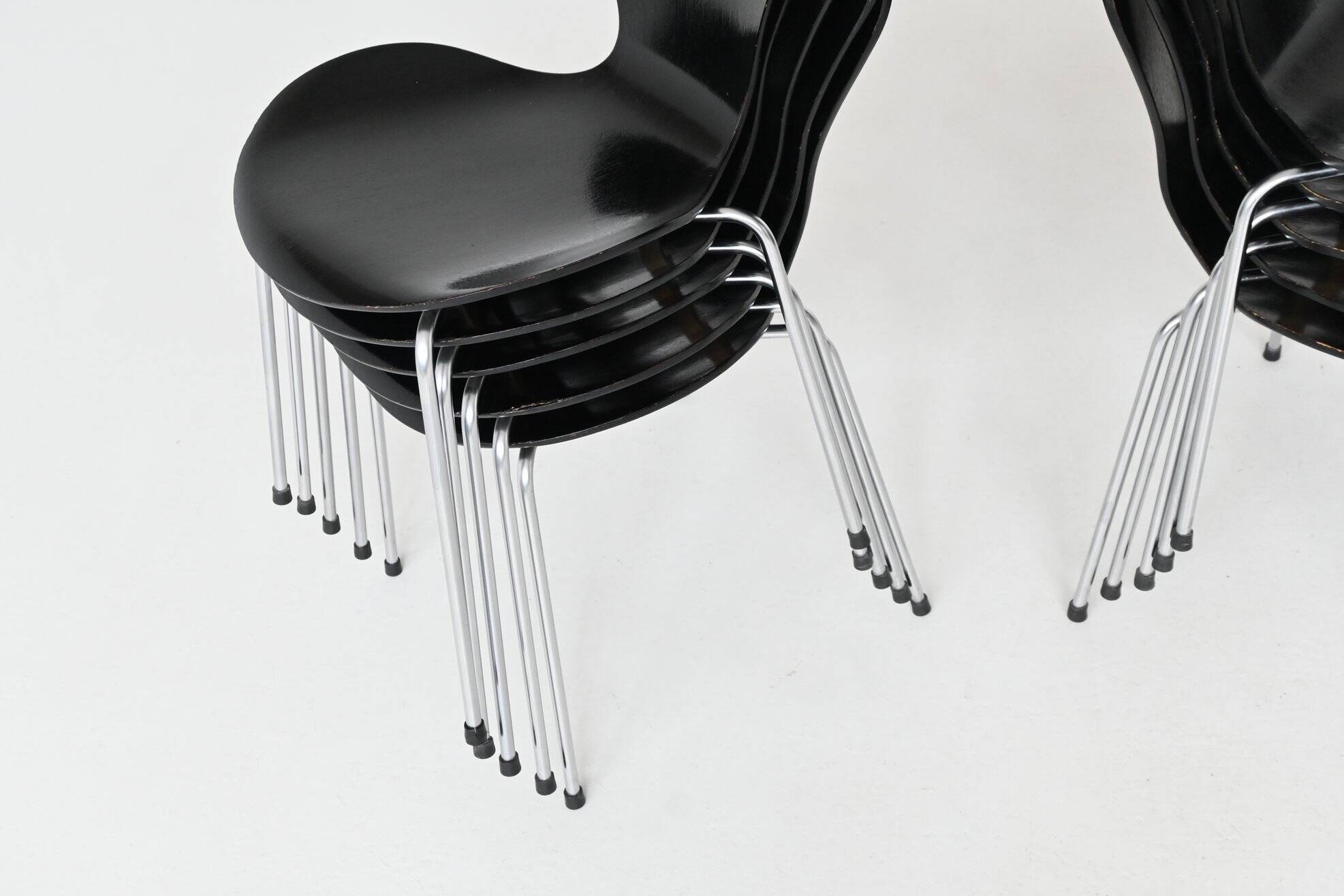Arne Jacobsen 3107 'Butterfly' dining chairs Fritz  Hansen Denmark 1967