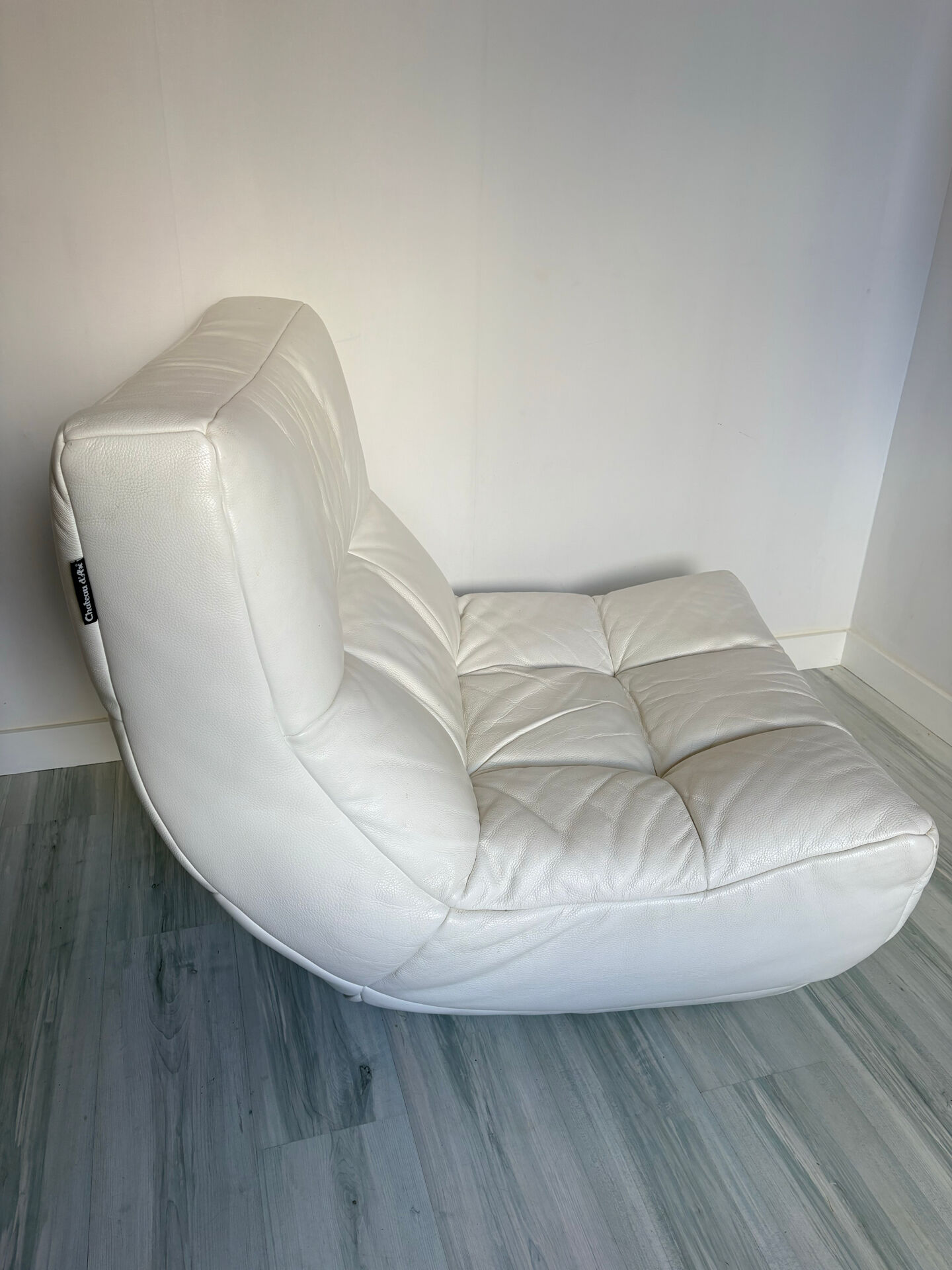 White leather armchair Château d’Ax – vintage design