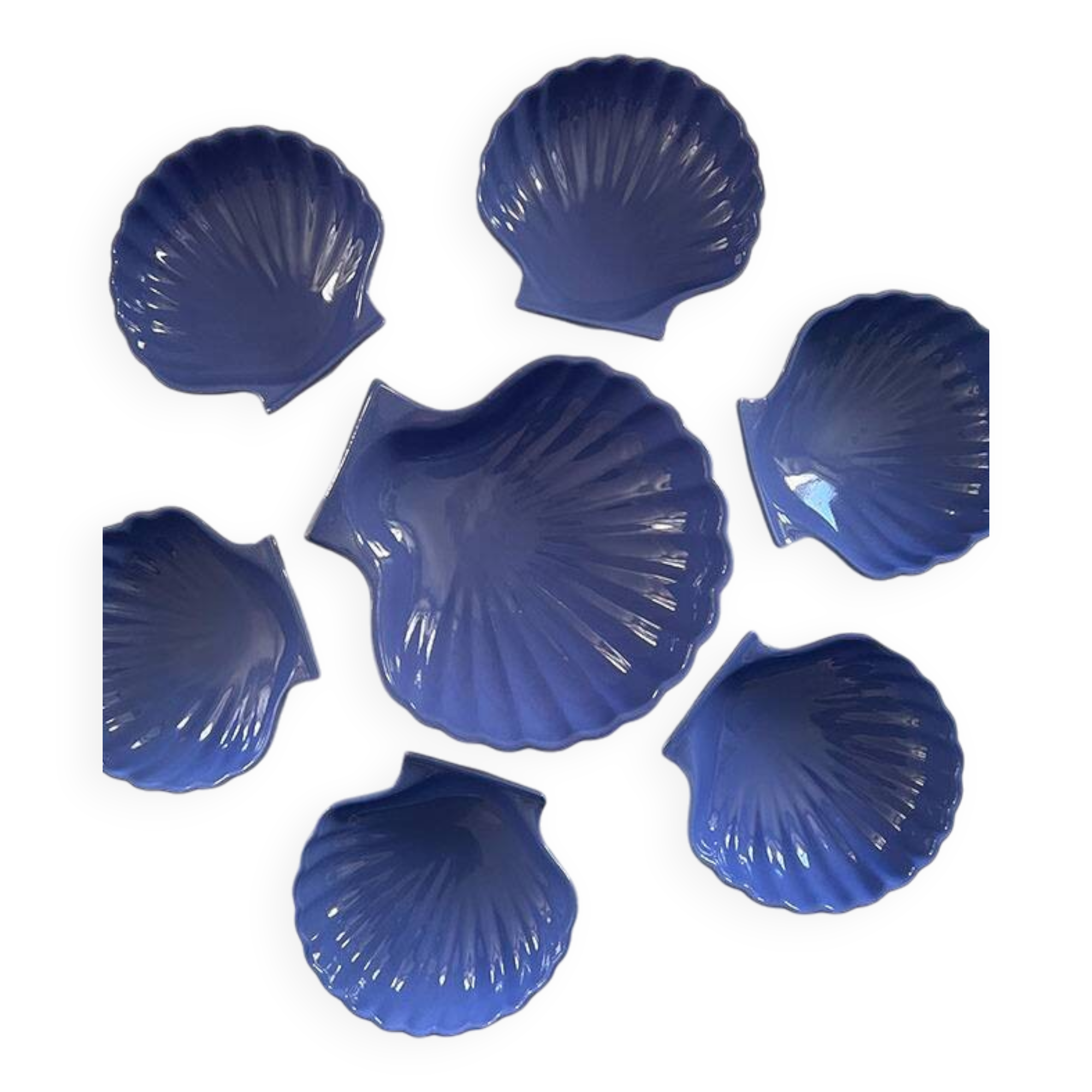 Shell-shaped ceramic service