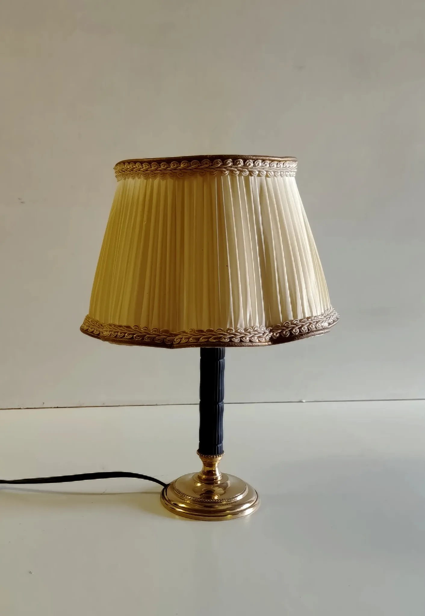 Table lamp in brass and Bakelite - mid 20th century