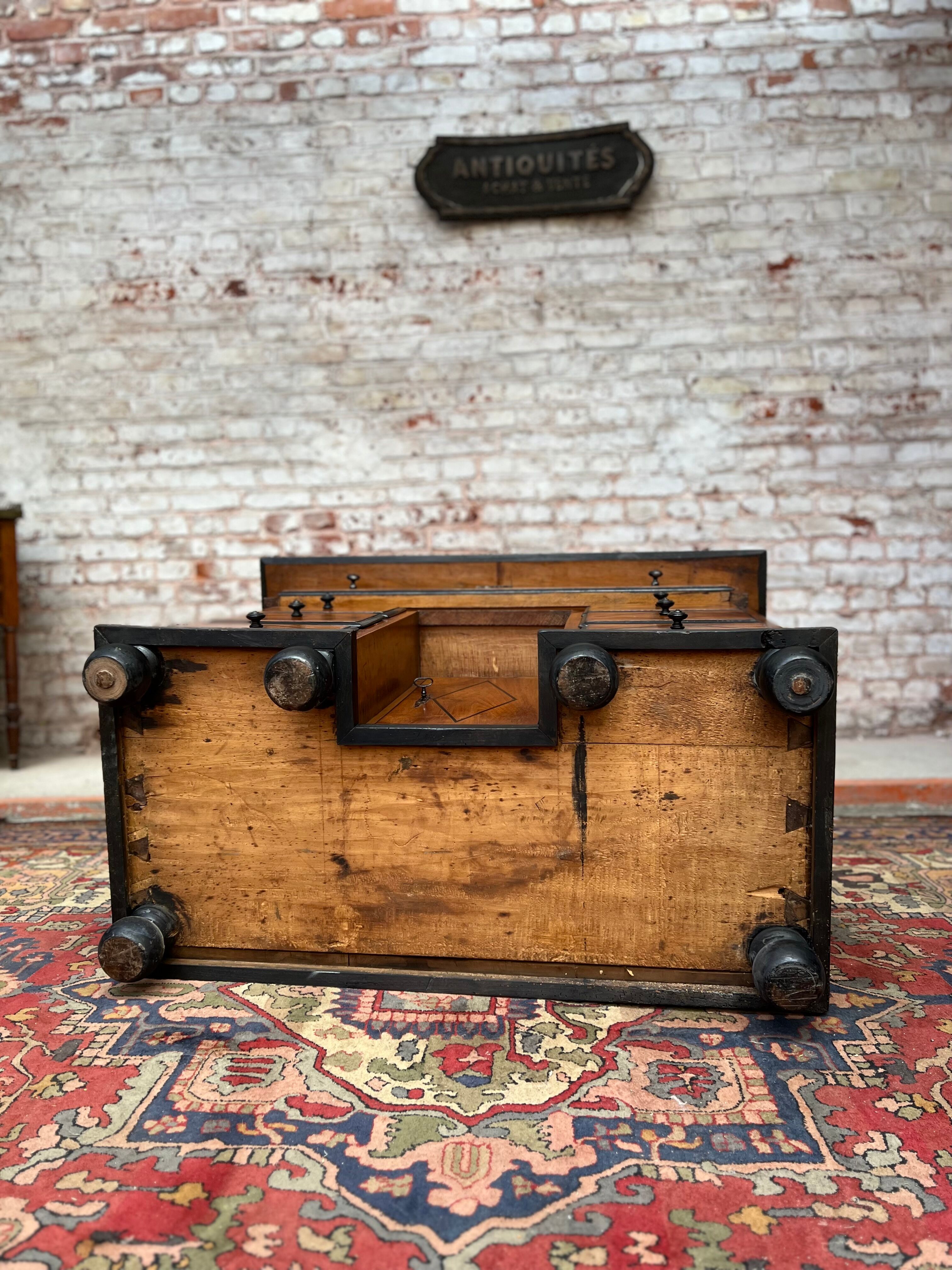 Moneychanger's desk in walnut and wooden net of Louis XIV period late seventeenth century