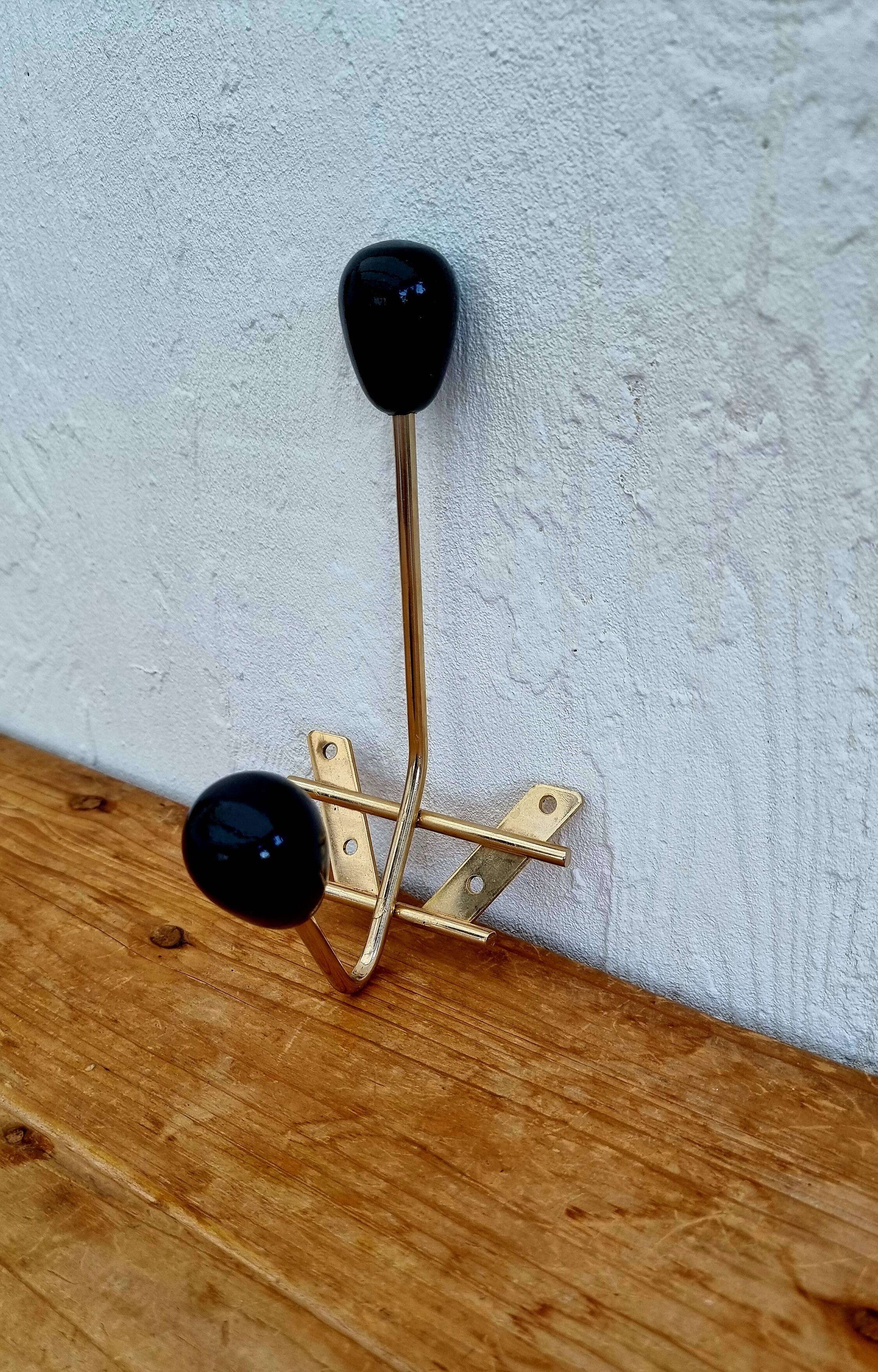 Patère en métal doré et boules noires, 1950