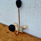 Patère en métal doré et boules noires, 1950