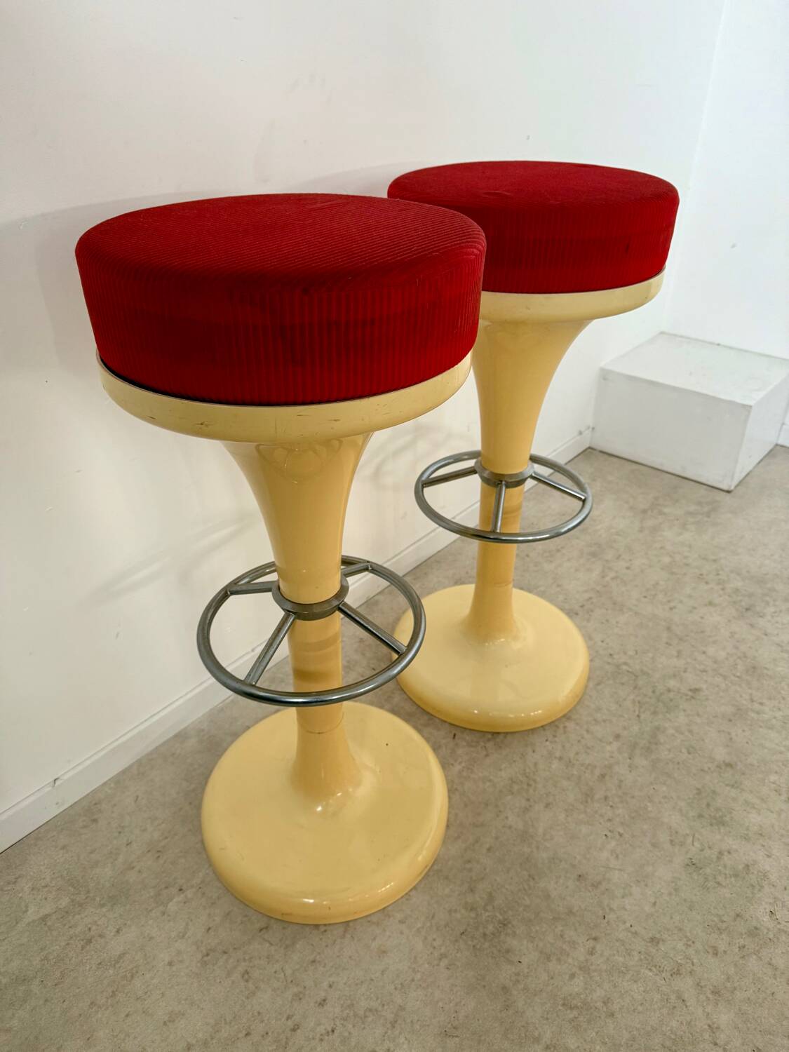Lot 2 tabourets de bar haut design années 70 design friedrich stückenbreker plastique vintage