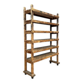 Ancienne étagère d'atelier en bois avec roulettes en fonte