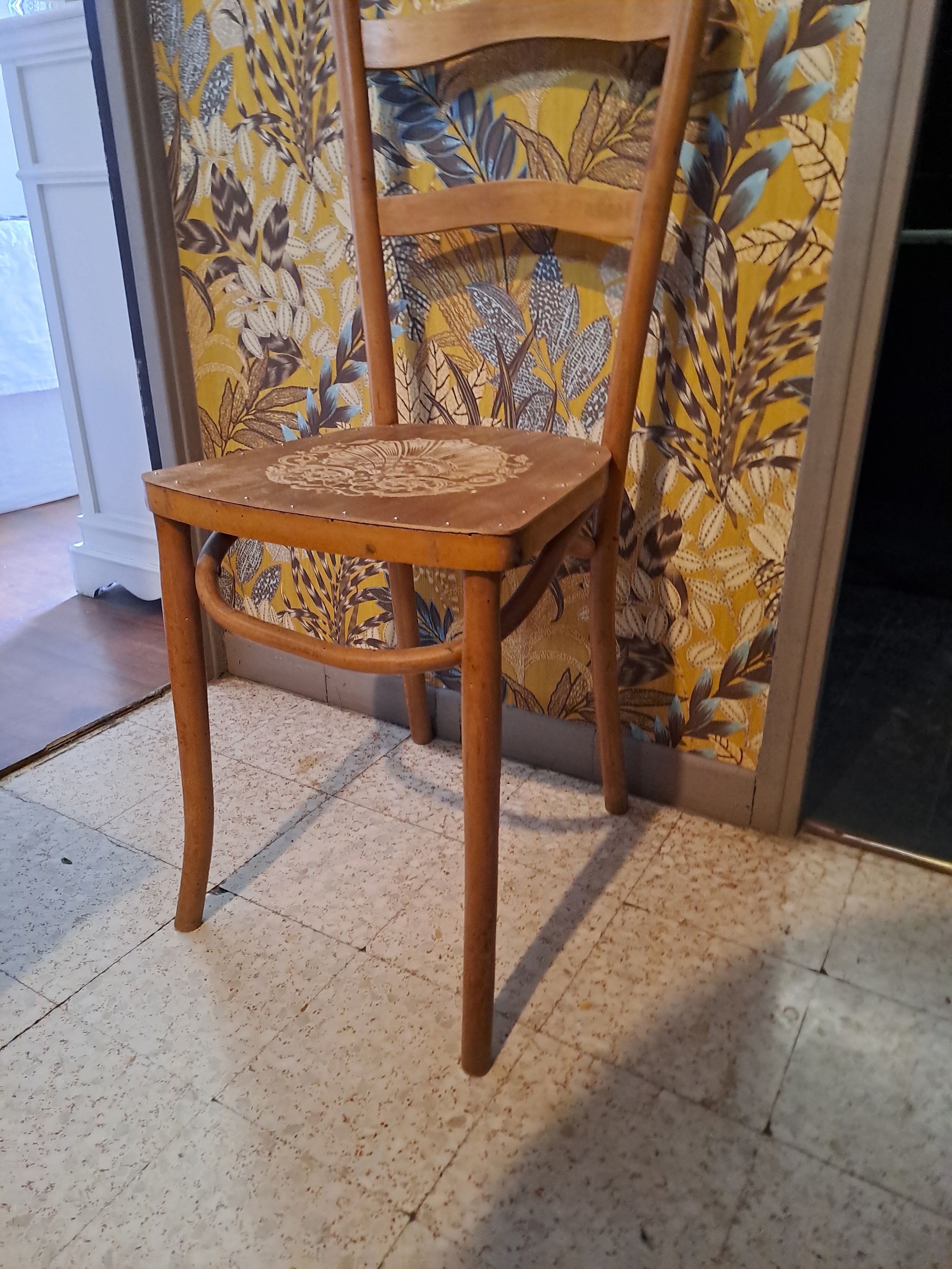 Chaise de style bistrot en bois blond 1940