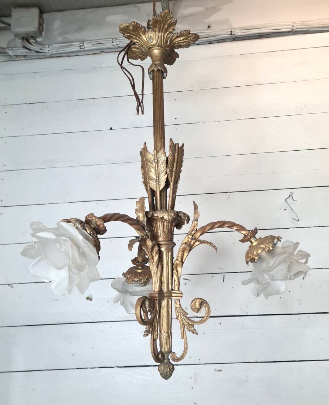 Bronze chandelier with 3 tulips in the shape of roses