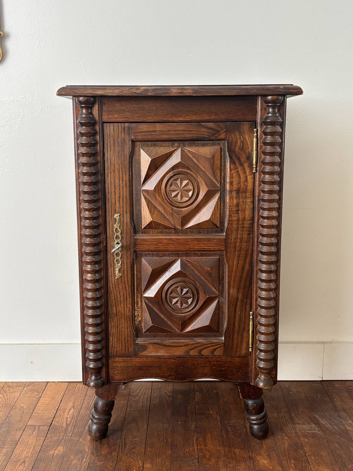 Meuble de rangement neo régionaliste 
